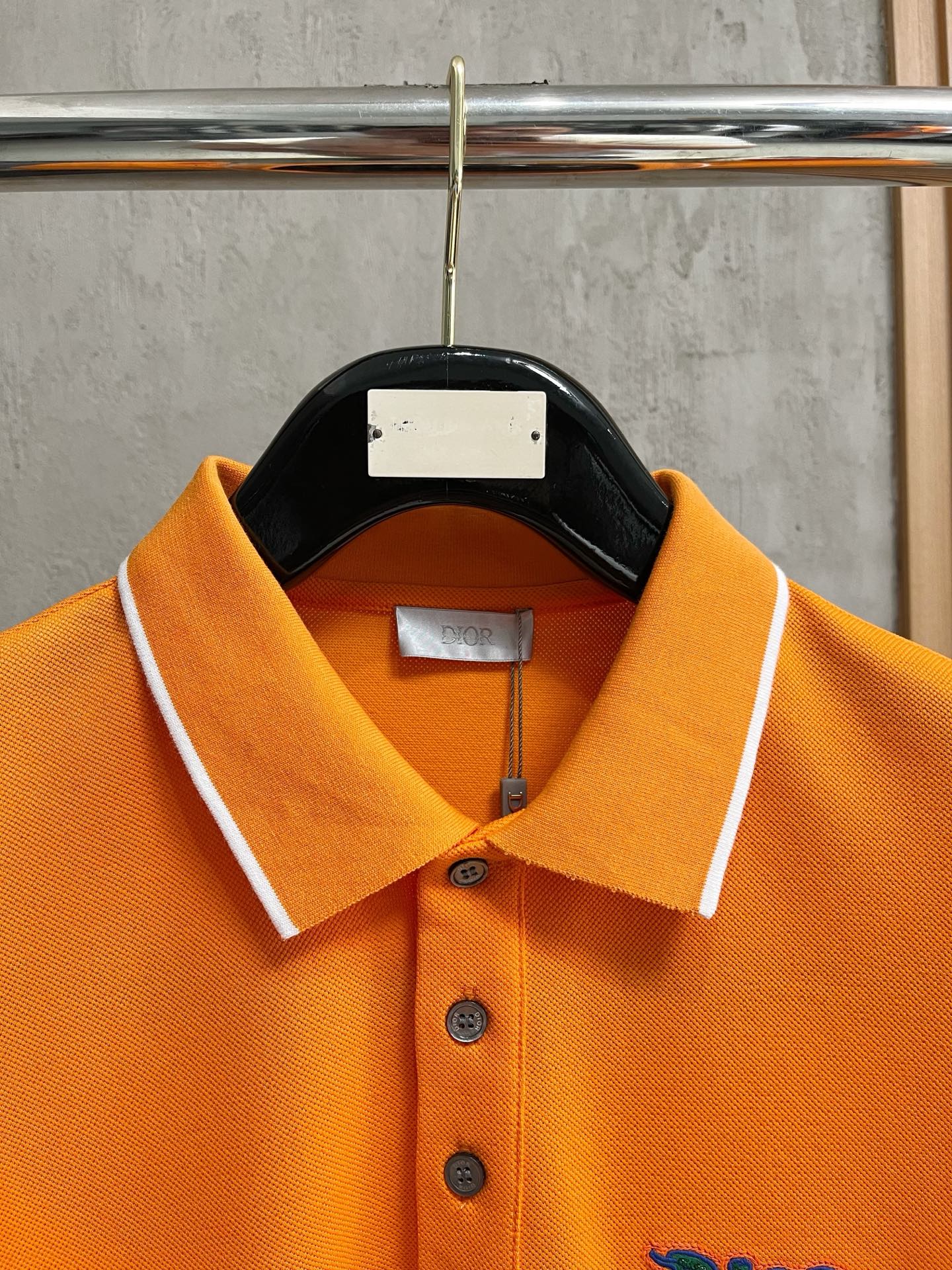    迪奥 2025春夏新款男士标识短袖Polo衫，延续经典商务休闲翻领POLO恤.该款Polo衫采用丝