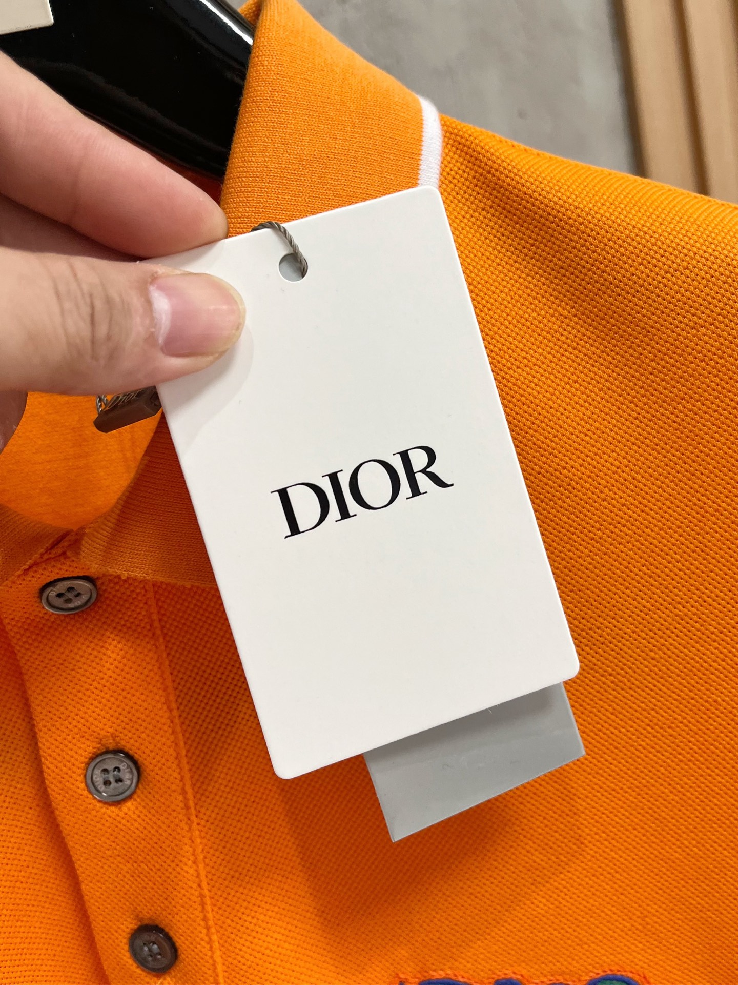    迪奥 2025春夏新款男士标识短袖Polo衫，延续经典商务休闲翻领POLO恤.该款Polo衫采用丝