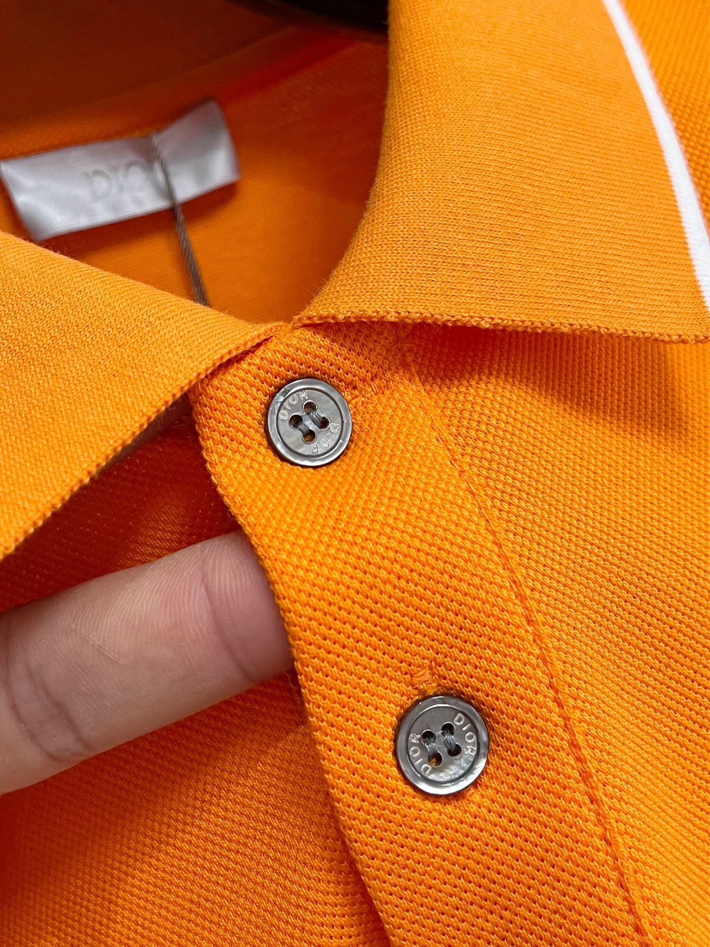    迪奥 2025春夏新款男士标识短袖Polo衫，延续经典商务休闲翻领POLO恤.该款Polo衫采用丝