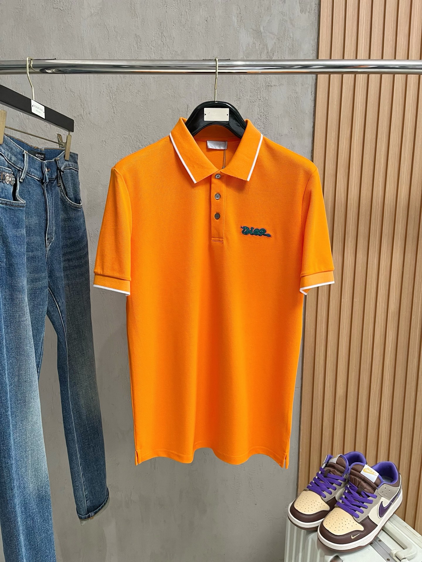    迪奥 2025春夏新款男士标识短袖Polo衫，延续经典商务休闲翻领POLO恤.该款Polo衫采用丝