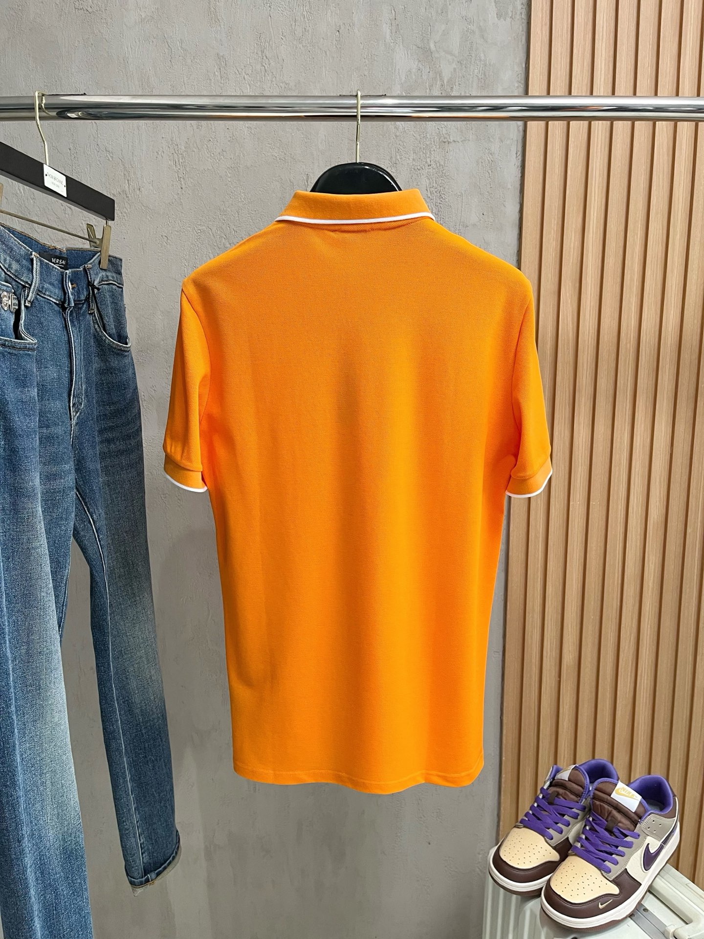    迪奥 2025春夏新款男士标识短袖Polo衫，延续经典商务休闲翻领POLO恤.该款Polo衫采用丝