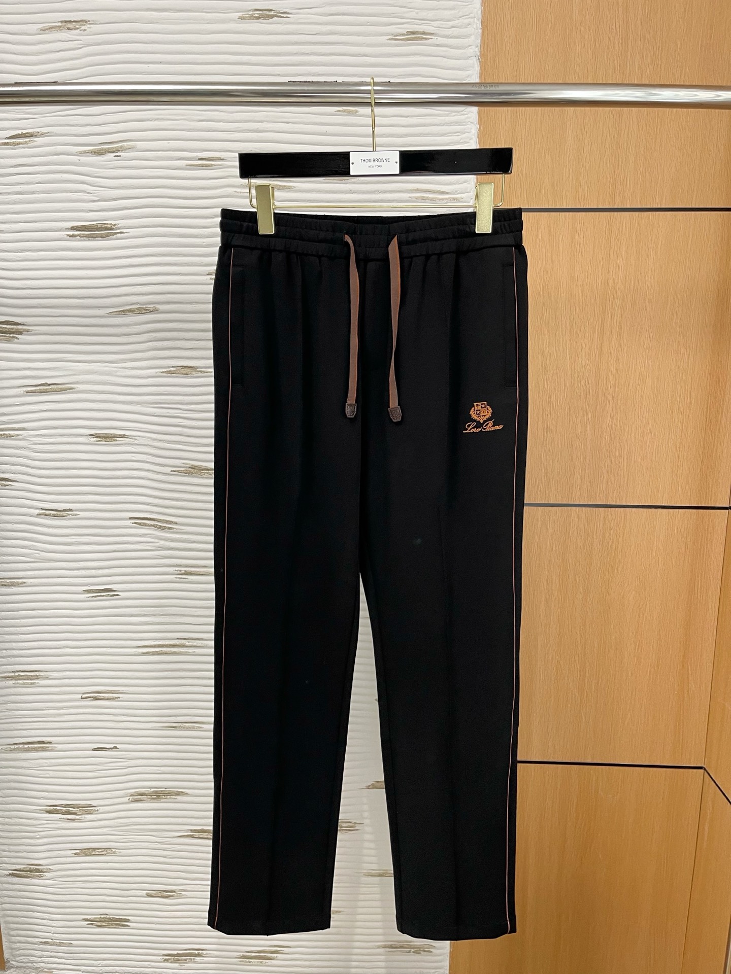 NO:151657,The counter official website will be released simultaneously! All accessories are customized for original products, and the trading company's genuine products are ordered. High-end custom imported fabrics are extracted from natural plant fibers. They are thinner than ordinary cotton fabrics. They feel soft and comfortable to wear. They are not easy to irritate the skin. The fabric is hygroscopic and breathable. Size: 48-56.,,alexander wang19860909专柜官网同步发售！辅料全部原版定制出品,贸易公司真品订单.高级定制进口面料,以天然植物纖維提炼出来,比一般棉织物轻薄 手感柔软,穿着舒适 完全不易有刺激皮肤 面料吸湿性、透气性良好 尺码: 48-56.,,alexander wang,Men's clothing