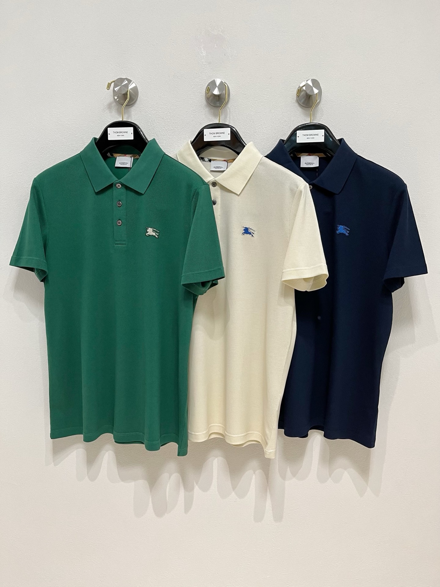 NO:136942,New spring products Burberry 2025ss summer new letter logo men's lapel Polo shirt!  Classic business men's style, high-end men's style at the ceiling level of business men's style!  Simple, fashionable and elegant, single-wearing inner wear is decent, quality control/detail control takes away, low-key, luxurious and connotative!  Customer-supplied fixed mesh flooring cotton cloth is carefully made, the surface of the fabric is evenly arranged and neatly arranged, with excellent breathability and heat dissipation and sweat resistance, and the comfort level of the upper body is completely better than that of ordinary single-sided sweat cloth tissue!  The classic brand LOGO logo on the chest is created with top-level craftsmanship. The LOGO has three-dimensional, clear and full texture, and is an extraordinary product in the classic field whether it is inner wear or single wear!  The exquisite cutting process, the processing of every detail is very standard and delicate, and it is comparable to that of ordinary LOW products on the market. Men must enter the basic versatile Polo shirts!  Multi-color Size M-3xl, Burberry, Alexander wang19860909开春新品 巴宝莉 2025ss夏季新款字母logo男士翻领Polo衫！经典商务男款,高端男装的天花板级别的商务男款！简约时尚大气不失优雅,单穿内搭体面过人,品质控/细节控的闭眼带走,低调又奢华有内涵！ 客供定织网眼珠地棉布精心制成,面料表面排列均匀整齐的网眼纹理,透气性和散热排汗性极佳,上身舒适程度完全优于普通单面汗布组织！胸前经典的品牌LOGO标识,采用顶级工艺打造,LOGO立体清晰饱满,质感非凡的特质,无论是内搭还是单穿都是一款经典领域的产品！精妙绝伦的裁剪工艺,每一个细节处理的非常标准细腻,非市面一般LOW货可以媲美的,男士必入基础百搭款Polo衫推荐！ 颜色多颜色 尺码M-3xl,,burberry,alexander wang,Men's clothing