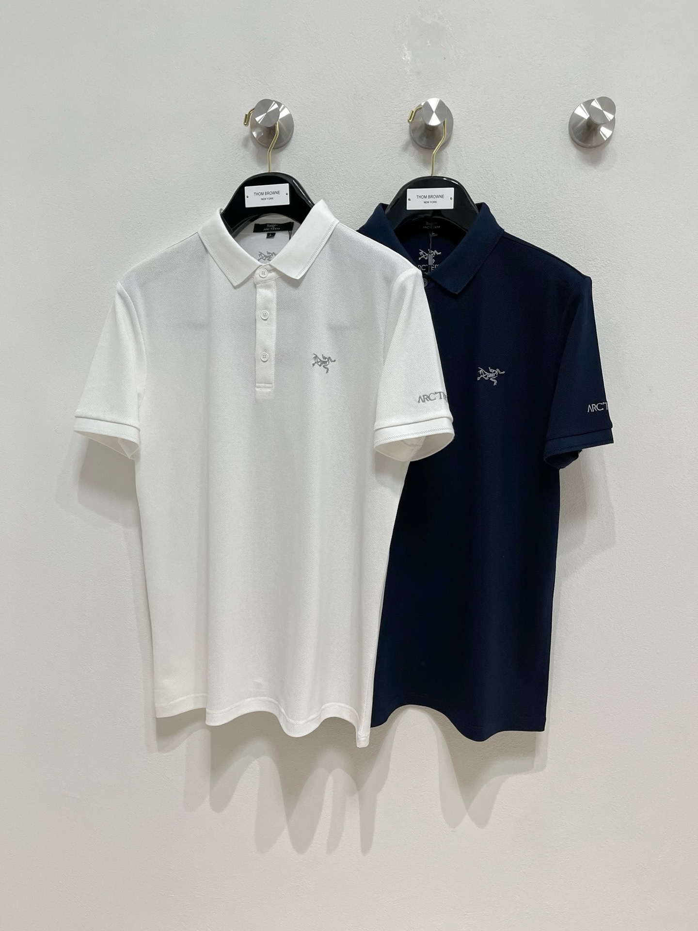 NO:136945,New spring products, Archaeopteryx, 2025ss summer new letter logo, men's lapel Polo shirt!  Classic business men's style, high-end men's style at the ceiling level of business men's style!  Simple, fashionable and elegant, single-wearing inner wear is decent, quality control/detail control takes away, low-key, luxurious and connotative!  Customer-supplied fixed mesh flooring cotton cloth is carefully made, the surface of the fabric is evenly arranged and neatly arranged, with excellent breathability and heat dissipation and sweat resistance, and the comfort level of the upper body is completely better than that of ordinary single-sided sweat cloth tissue!  The classic brand LOGO logo on the chest is created with top-level craftsmanship. The LOGO has three-dimensional, clear and full texture, and is an extraordinary product in the classic field whether it is inner wear or single wear!  The exquisite cutting process, the processing of every detail is very standard and delicate, and it is comparable to that of ordinary LOW products on the market. Men must enter the basic versatile Polo shirts!  Multi-color Size M-3xl,arc'teryx,alexander wang19860909开春新品 始祖鸟 2025ss夏季新款字母logo男士翻领Polo衫！经典商务男款,高端男装的天花板级别的商务男款！简约时尚大气不失优雅,单穿内搭体面过人,品质控/细节控的闭眼带走,低调又奢华有内涵！ 客供定织网眼珠地棉布精心制成,面料表面排列均匀整齐的网眼纹理,透气性和散热排汗性极佳,上身舒适程度完全优于普通单面汗布组织！胸前经典的品牌LOGO标识,采用顶级工艺打造,LOGO立体清晰饱满,质感非凡的特质,无论是内搭还是单穿都是一款经典领域的产品！精妙绝伦的裁剪工艺,每一个细节处理的非常标准细腻,非市面一般LOW货可以媲美的,男士必入基础百搭款Polo衫推荐！ 颜色多颜色 尺码M-3xl,arc'teryx,alexander wang,Men's clothing