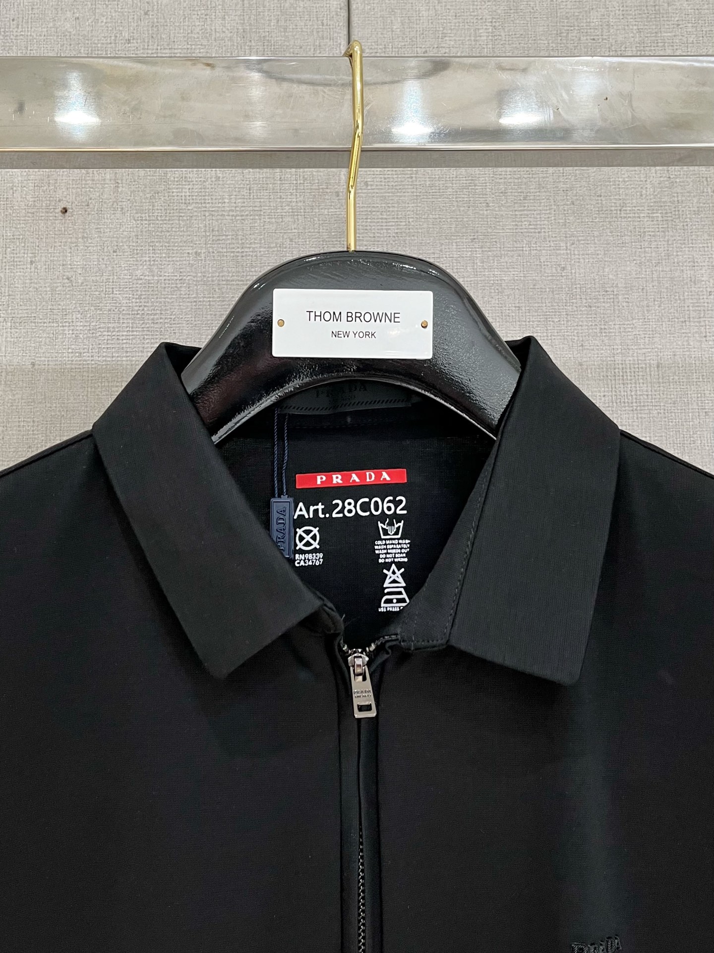 Prada 普拉达 拉链设计丝光面料Polo
颜色：黑色 蓝色 白色
码数：M-4XL 