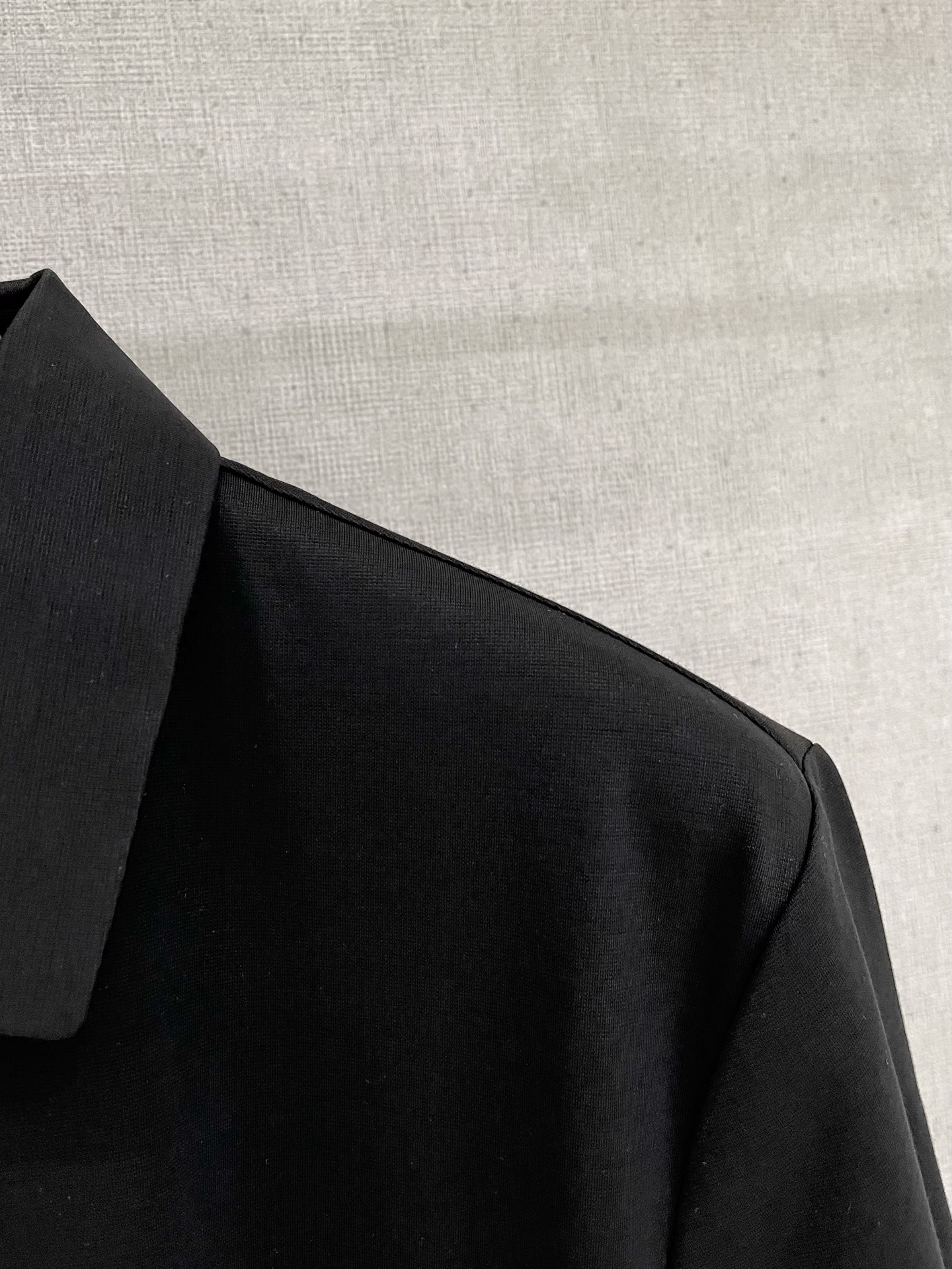 Prada 普拉达 拉链设计丝光面料Polo
颜色：黑色 蓝色 白色
码数：M-4XL 