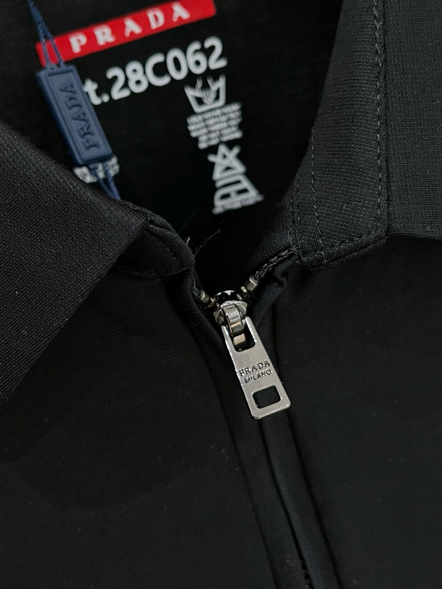 Prada 普拉达 拉链设计丝光面料Polo
颜色：黑色 蓝色 白色
码数：M-4XL 