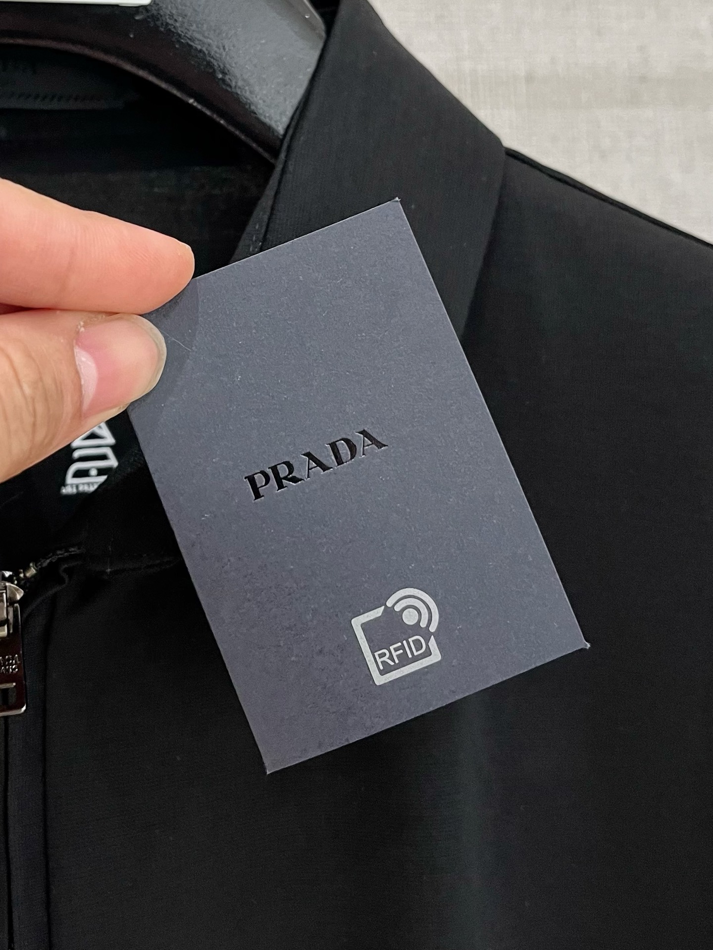 Prada 普拉达 拉链设计丝光面料Polo
颜色：黑色 蓝色 白色
码数：M-4XL 