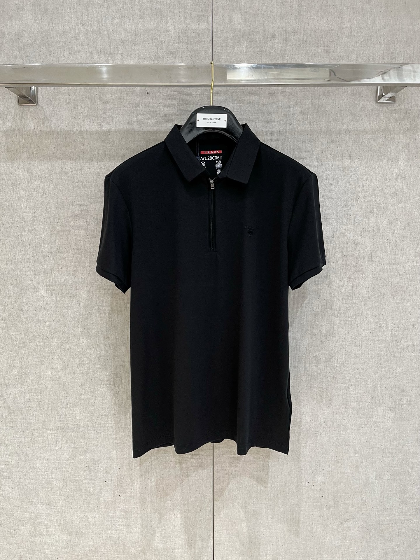 Prada 普拉达 拉链设计丝光面料Polo
颜色：黑色 蓝色 白色
码数：M-4XL 