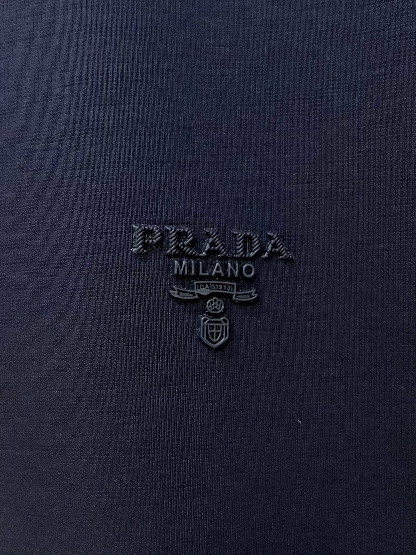 Prada 普拉达 拉链设计丝光面料Polo
颜色：黑色 蓝色 白色
码数：M-4XL 