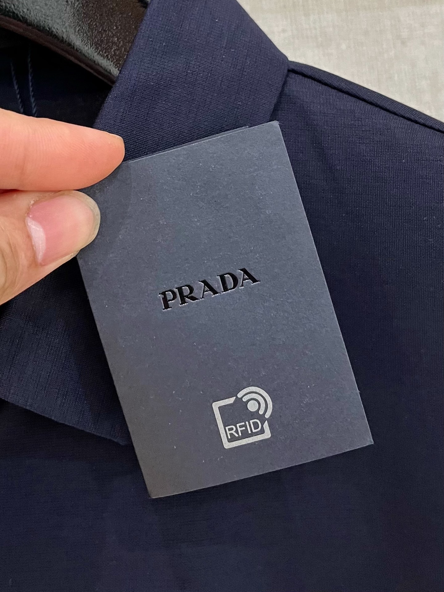 Prada 普拉达 拉链设计丝光面料Polo
颜色：黑色 蓝色 白色
码数：M-4XL 