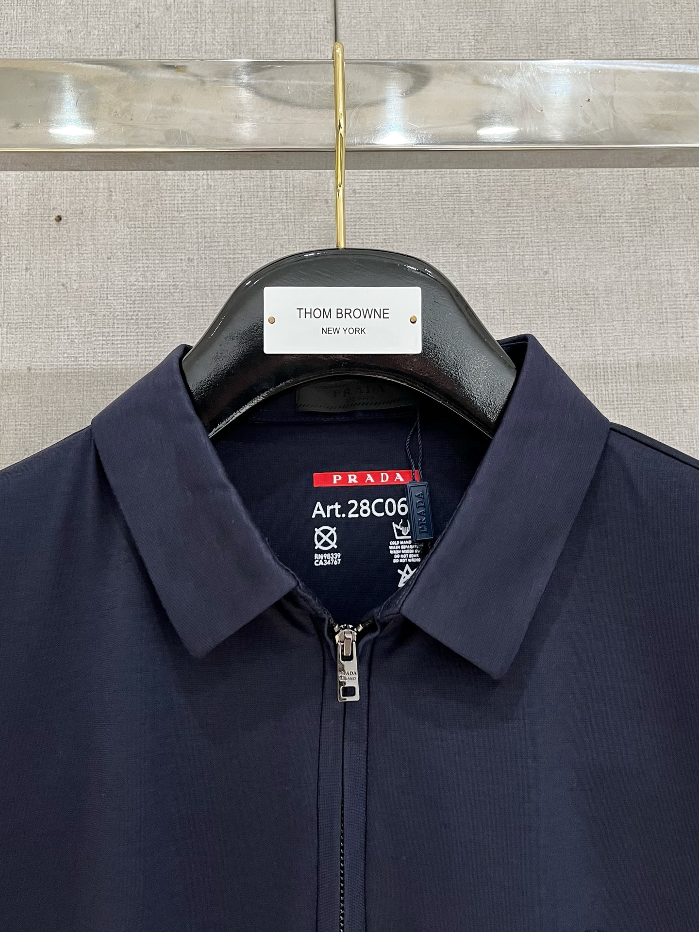Prada 普拉达 拉链设计丝光面料Polo
颜色：黑色 蓝色 白色
码数：M-4XL 