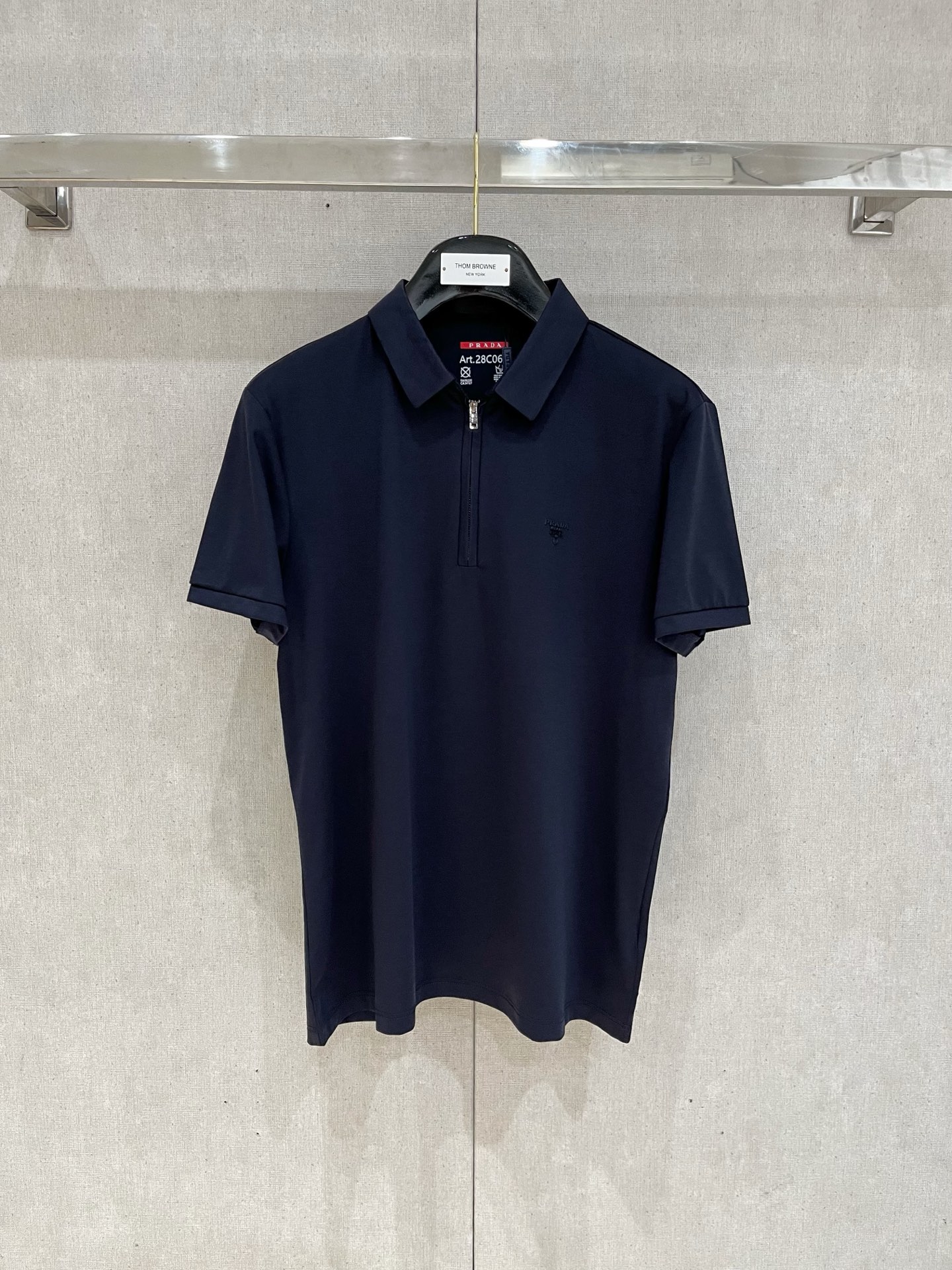 Prada 普拉达 拉链设计丝光面料Polo
颜色：黑色 蓝色 白色
码数：M-4XL 
