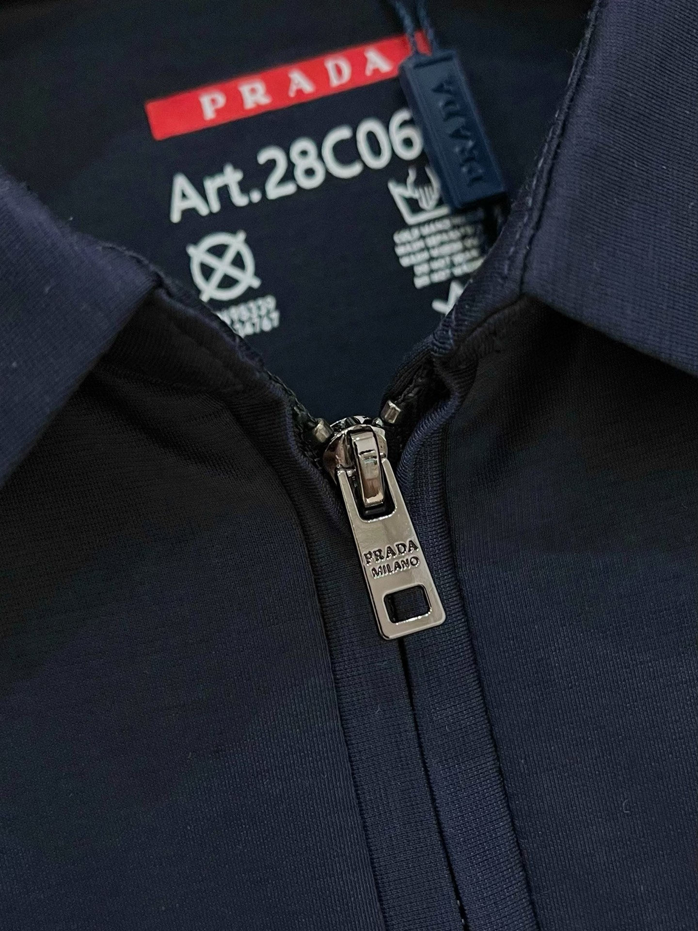 Prada 普拉达 拉链设计丝光面料Polo
颜色：黑色 蓝色 白色
码数：M-4XL 