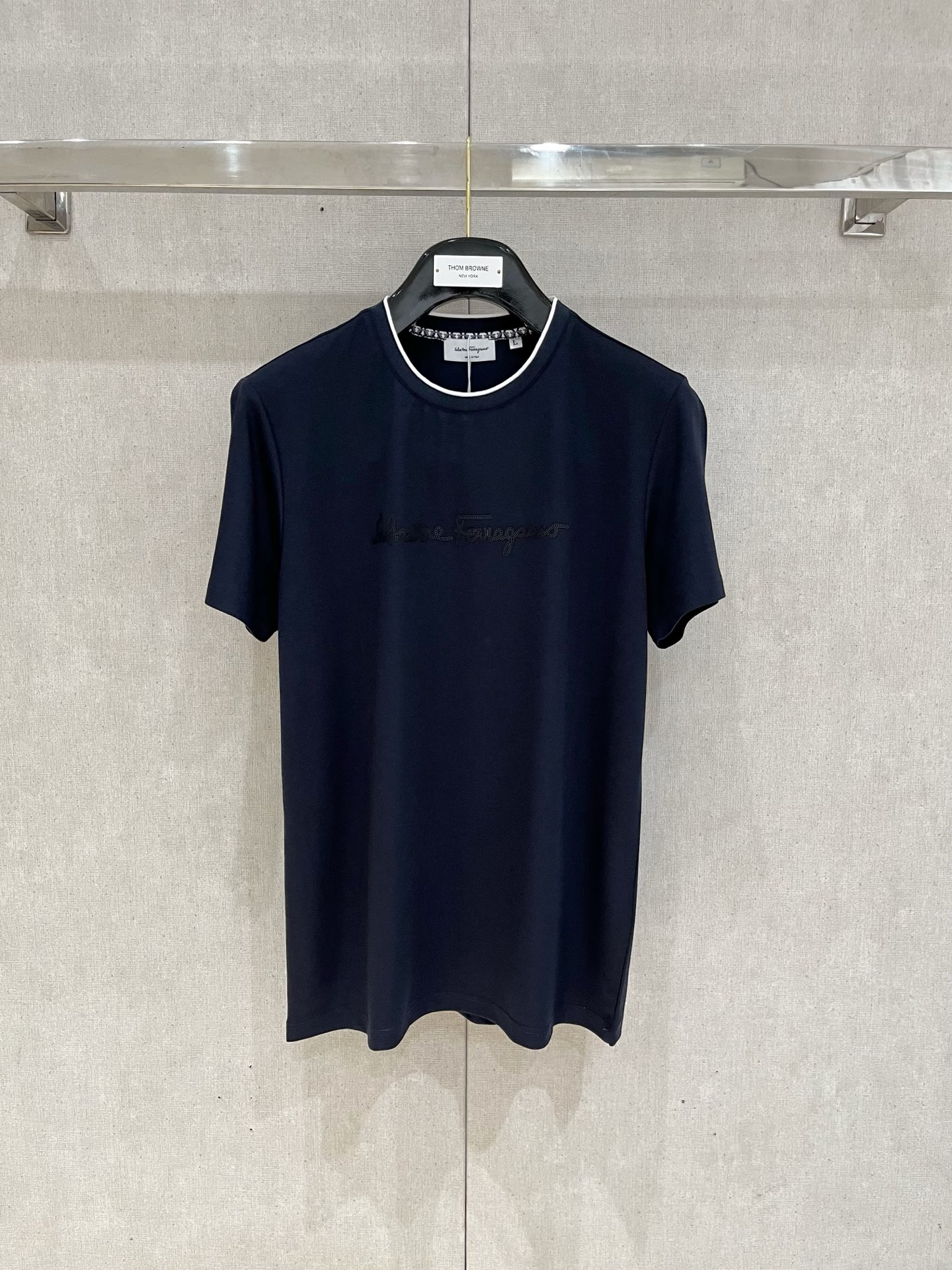 NO:139512,Ferragamo 2025 spring and summer new style liquid ammonia cotton short sleeve color black white blue code M-4XL, ferragamo, T-shirt, alexander wang19860909菲拉格慕 2025春夏新款 液氨棉短袖 颜色黑色 白色 蓝色 码数M-4XL,,ferragamo,T-shirt,alexander wang,Men's clothing