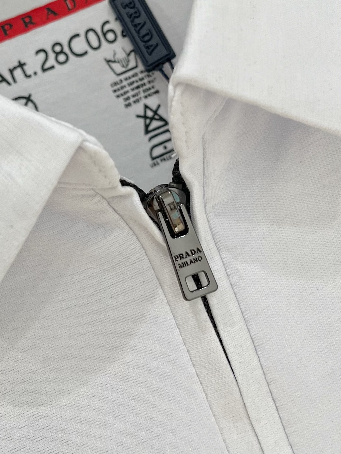 Prada 普拉达 拉链设计丝光面料Polo
颜色：黑色 蓝色 白色
码数：M-4XL 