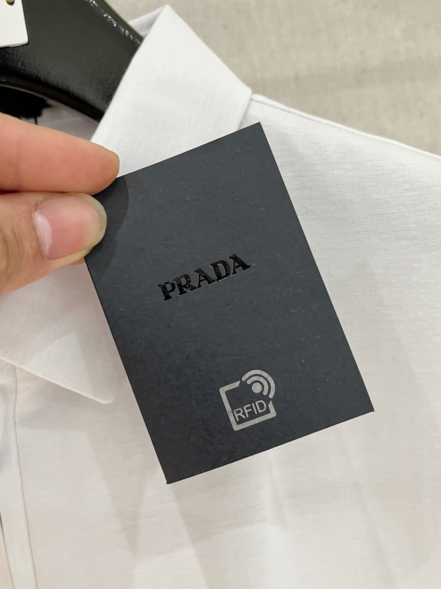 Prada 普拉达 拉链设计丝光面料Polo
颜色：黑色 蓝色 白色
码数：M-4XL 