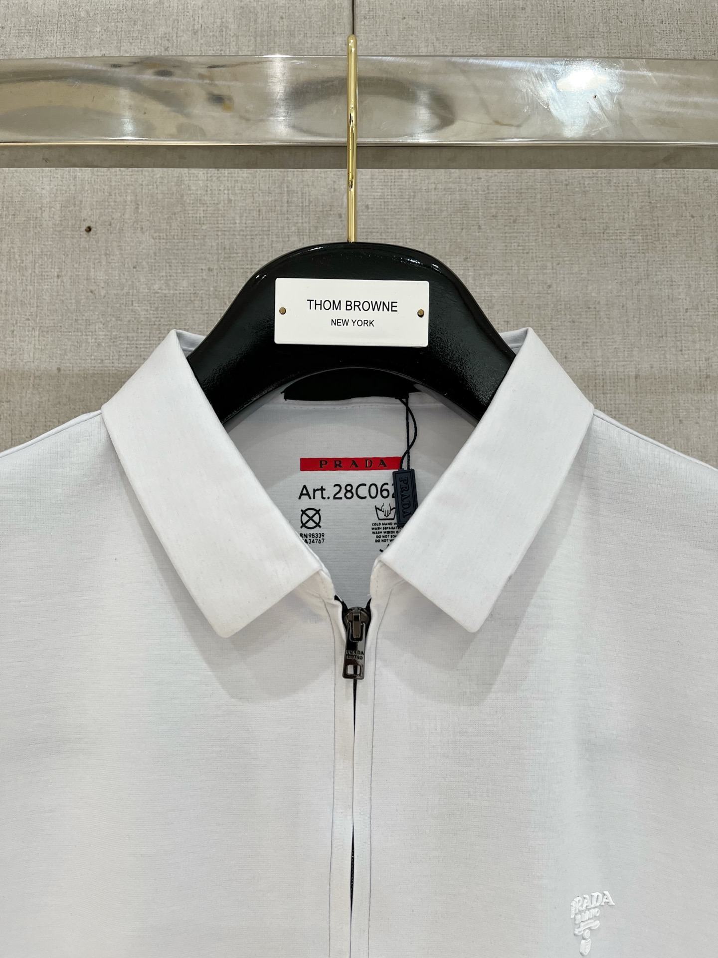 Prada 普拉达 拉链设计丝光面料Polo
颜色：黑色 蓝色 白色
码数：M-4XL 