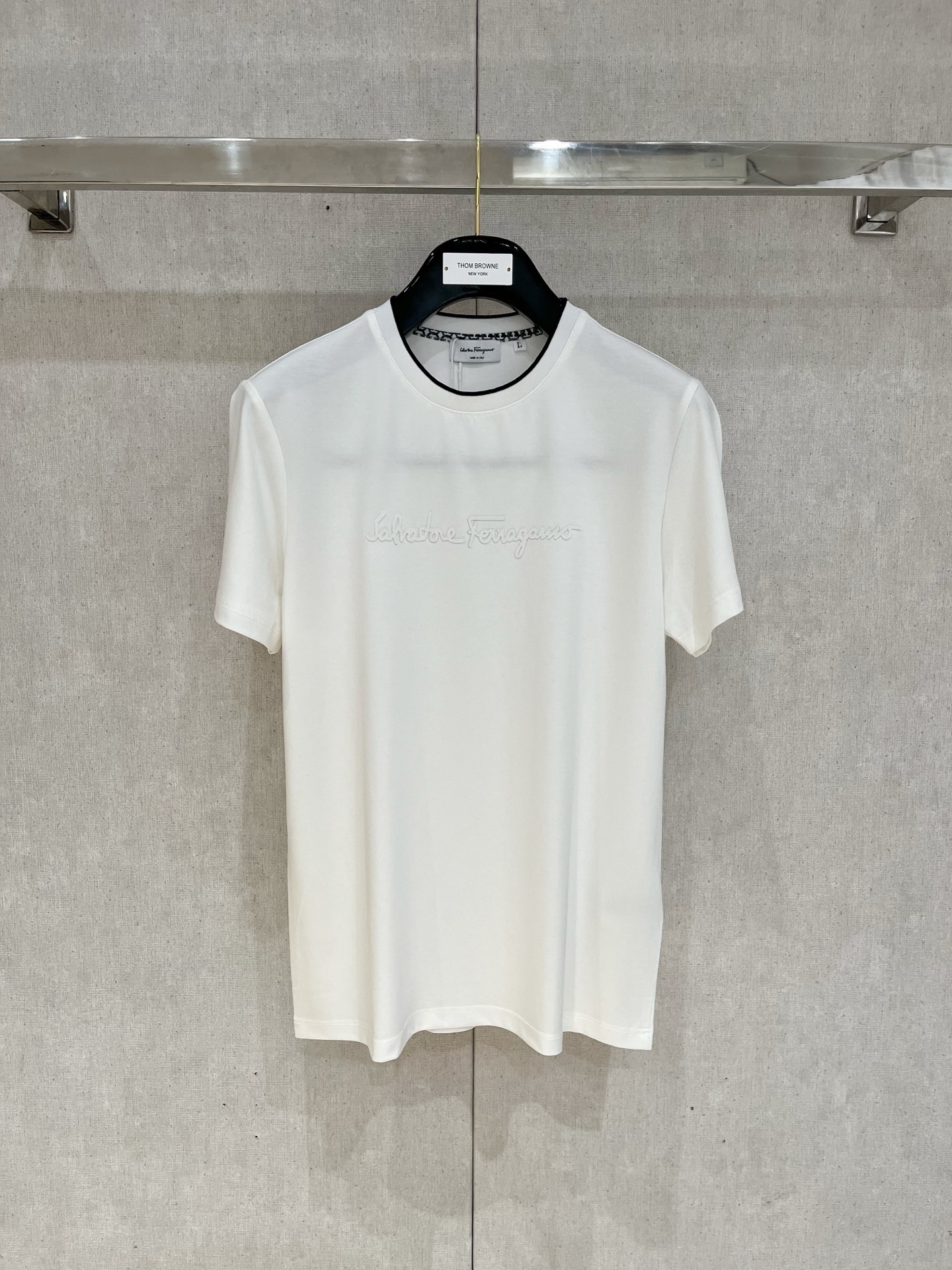 NO:139516,Ferragamo 2025 spring and summer new style liquid ammonia cotton short sleeve color black white blue code M-4XL, ferragamo, T-shirt, alexander wang19860909菲拉格慕 2025春夏新款 液氨棉短袖 颜色黑色 白色 蓝色 码数M-4XL,,ferragamo,T-shirt,alexander wang,Men's clothing