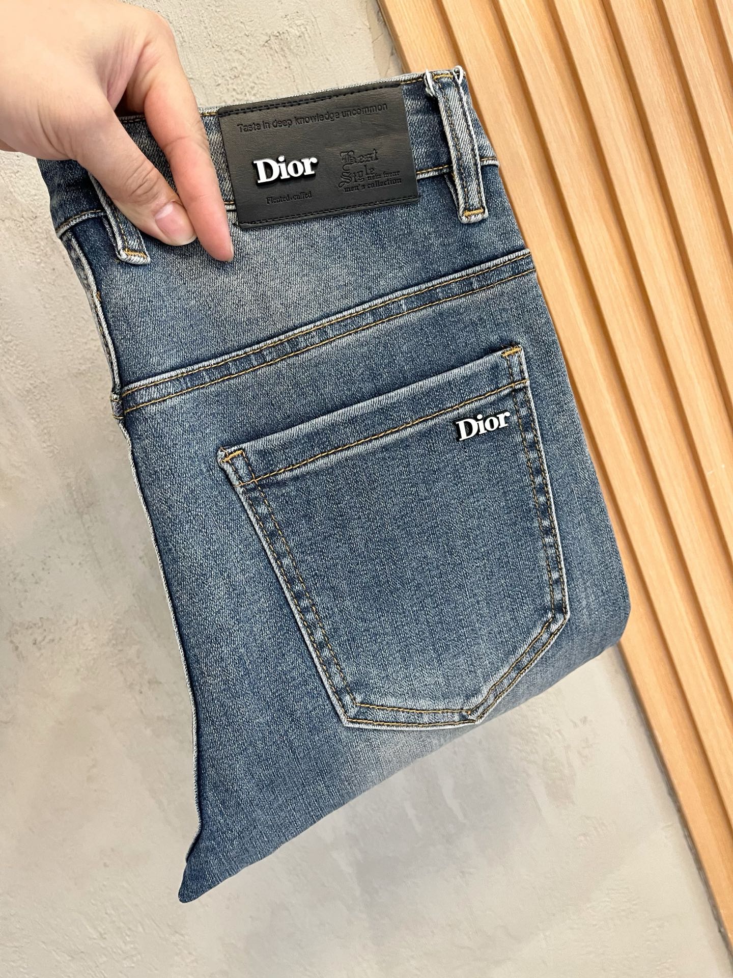 NO:615030,Dior men's denim jeans, official album and poster style!  High-grade imported denim raw color fabrics are supplied to customers, and the pure 13oz denim fabrics from Okayama, Japan are specially selected. Heavy-duty environmentally friendly plant enzyme washing process is used. The texture has a light retro color, which is quite beautiful and is very suitable for autumn and winter color matching. The fabric is soft and delicate after washing, but has strong bones and a slight stretch, providing an excellent comfortable experience. There is no damage from any technological elements throughout the body, retaining the purest tannin color!  The details throughout the body are perfect, exquisite and sophisticated. The latest leather label on the waist highlights the brand's characteristics. The hardware accessories, leather label and wiring all reflect the craftsmanship!  The silhouette is perfectly tailored and has excellent butt lift and slimming effect. It can be easily matched with any top in the wardrobe. It has wide compatibility and is suitable for various daily wear. The upper body is full of style. It is a must-have trousers for those who are obsessed with quality control and 1V!  Size 29-38 (not 35.37), dior, dior, jeans, alexander wang19860909Dior 迪奥 男士丹宁牛仔裤,官宣画册海报穿搭款！ 客供高级进口的丹宁原色面料,特选日本冈山纯正13oz 盎司牛仔布料,重磅环保植物酵素水洗工艺,肌理有着淡淡的复古色彩,相当漂亮,极符合秋冬的配色,面料经过水洗后柔软细腻,但筋骨感极强,且略带弹力,提供了绝佳的舒适体验,通身无任何工艺元素破坏,保留了最纯粹的丹宁本色！通身细节完美如斯,精湛且考究,最新的腰部皮标彰显了品牌特质,五金配件、皮标、走线无不体现出匠心工艺！版型剪裁完美,提臀修身效果绝佳,可轻松横扫衣橱任何的上装搭配,兼容性广泛,满足于日常各种穿搭,上身型款十足,于品质控及1V迷控者必入型裤装！ 尺码29—38（没35.37）,,dior,dior,jeans,alexander wang,Men's clothing