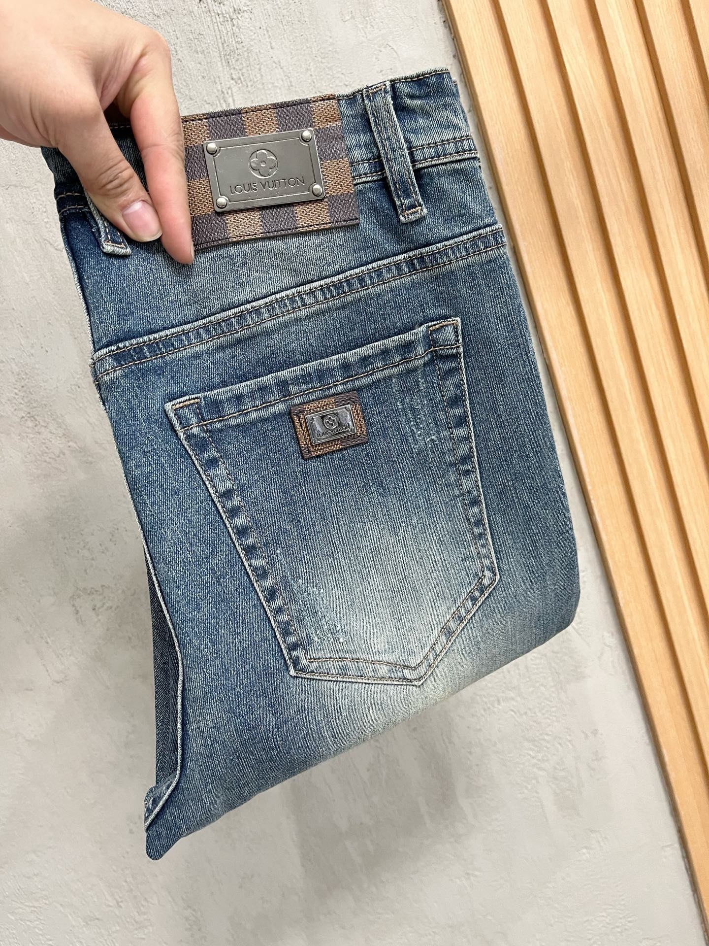 NO:615021,LV men's denim jeans, official album and poster outfit style!  High-grade imported denim raw color fabrics are supplied to customers, and the pure 13oz denim fabrics from Okayama, Japan are specially selected. Heavy-duty environmentally friendly plant enzyme washing process is used. The texture has a light retro color, which is quite beautiful and is very suitable for autumn and winter color matching. The fabric is soft and delicate after washing, but has strong bones and a slight stretch, providing an excellent comfortable experience. There is no damage from any technological elements throughout the body, retaining the purest tannin color!  The details throughout the body are perfect, exquisite and sophisticated. The latest leather label on the waist highlights the brand's characteristics. The hardware accessories, leather label and wiring all reflect the craftsmanship!  The silhouette is perfectly tailored and has excellent butt lift and slimming effect. It can be easily matched with any top in the wardrobe. It has wide compatibility and is suitable for various daily wear. The upper body is full of style. It is a must-have trousers for those who are obsessed with quality control and 1V!  Size 29-38 (not 35.37),,louis vuitton,jeans,alexander wang19860909LV 男士丹宁牛仔裤,官宣画册海报穿搭款！ 客供高级进口的丹宁原色面料,特选日本冈山纯正13oz 盎司牛仔布料,重磅环保植物酵素水洗工艺,肌理有着淡淡的复古色彩,相当漂亮,极符合秋冬的配色,面料经过水洗后柔软细腻,但筋骨感极强,且略带弹力,提供了绝佳的舒适体验,通身无任何工艺元素破坏,保留了最纯粹的丹宁本色！通身细节完美如斯,精湛且考究,最新的腰部皮标彰显了品牌特质,五金配件、皮标、走线无不体现出匠心工艺！版型剪裁完美,提臀修身效果绝佳,可轻松横扫衣橱任何的上装搭配,兼容性广泛,满足于日常各种穿搭,上身型款十足,于品质控及1V迷控者必入型裤装！ 尺码29—38（没35.37）,,louis vuitton,jeans,alexander wang,Men's clothing