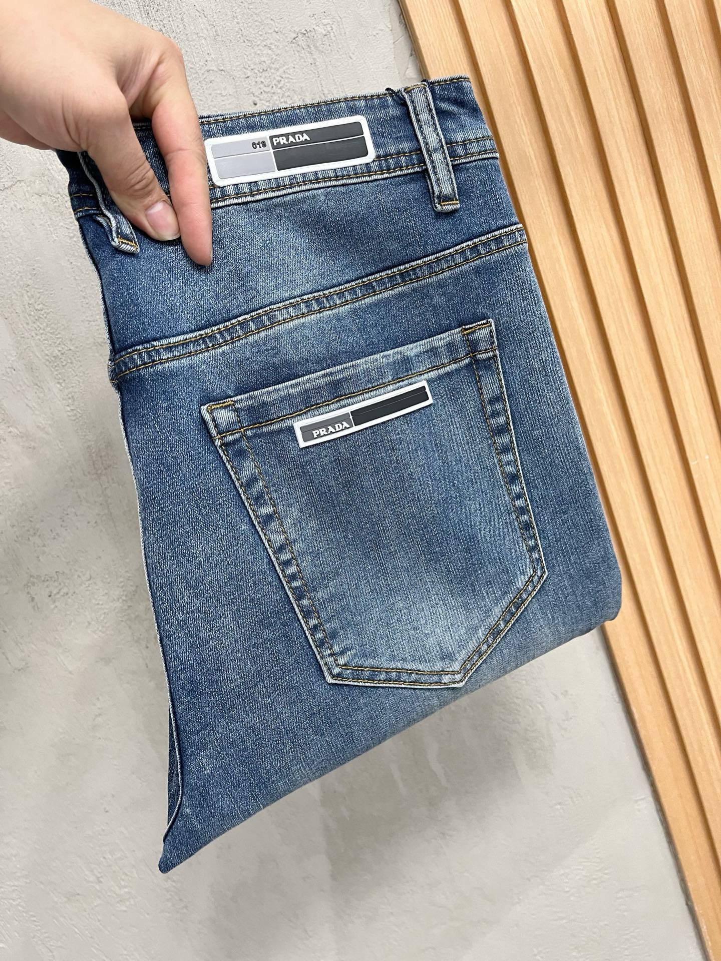 NO:615017,PRADA Men's denim jeans, official album and poster outfit!  High-grade imported denim raw color fabrics are supplied to customers, and the pure 13oz denim fabrics from Okayama, Japan are specially selected. Heavy-duty environmentally friendly plant enzyme washing process is used. The texture has a light retro color, which is quite beautiful and is very suitable for autumn and winter color matching. The fabric is soft and delicate after washing, but has strong bones and a slight stretch, providing an excellent comfortable experience. There is no damage from any technological elements throughout the body, retaining the purest tannin color!  The details throughout the body are perfect, exquisite and sophisticated. The latest leather label on the waist highlights the brand's characteristics. The hardware accessories, leather label and wiring all reflect the craftsmanship!  The silhouette is perfectly tailored and has excellent butt lift and slimming effect. It can be easily matched with any top in the wardrobe. It has wide compatibility and is suitable for various daily wear. The upper body is full of style. It is a must-have trousers for those who are obsessed with quality control and 1V!  Size 29-38 (not 35.37), prada, prada, jeans, alexander wang19860909PRADA 普拉达 男士丹宁牛仔裤,官宣画册海报穿搭款！ 客供高级进口的丹宁原色面料,特选日本冈山纯正13oz 盎司牛仔布料,重磅环保植物酵素水洗工艺,肌理有着淡淡的复古色彩,相当漂亮,极符合秋冬的配色,面料经过水洗后柔软细腻,但筋骨感极强,且略带弹力,提供了绝佳的舒适体验,通身无任何工艺元素破坏,保留了最纯粹的丹宁本色！通身细节完美如斯,精湛且考究,最新的腰部皮标彰显了品牌特质,五金配件、皮标、走线无不体现出匠心工艺！版型剪裁完美,提臀修身效果绝佳,可轻松横扫衣橱任何的上装搭配,兼容性广泛,满足于日常各种穿搭,上身型款十足,于品质控及1V迷控者必入型裤装！ 尺码29—38（没35.37）,,prada,prada,jeans,alexander wang,Men's clothing