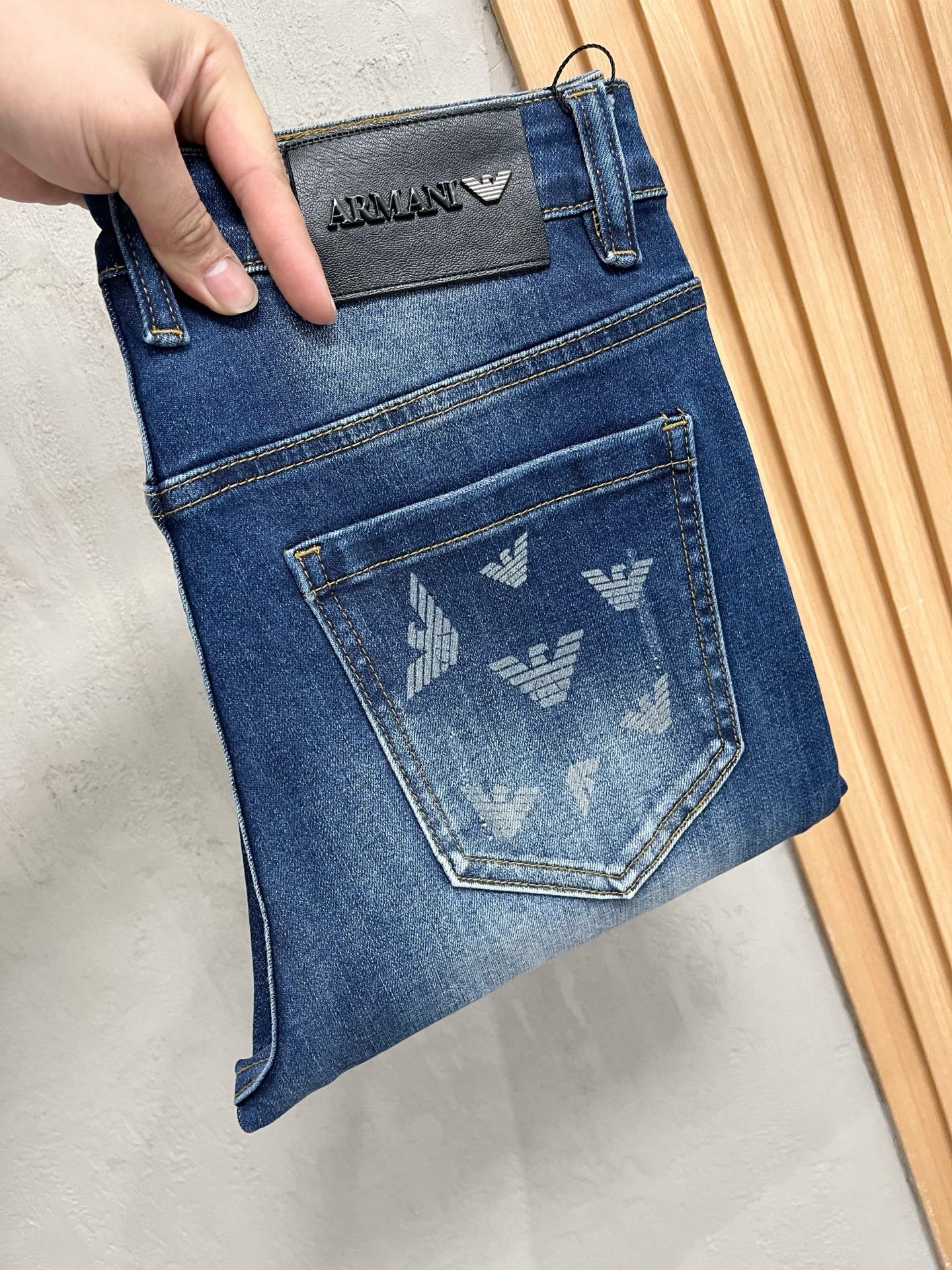 NO:615013,Armani Armani men's denim jeans, official album and poster wear style!  High-grade imported denim raw color fabrics are supplied to customers, and the pure 13oz denim fabrics from Okayama, Japan are specially selected. Heavy-duty environmentally friendly plant enzyme washing process is used. The texture has a light retro color, which is quite beautiful and is very suitable for autumn and winter color matching. The fabric is soft and delicate after washing, but has strong bones and a slight stretch, providing an excellent comfortable experience. There is no damage from any technological elements throughout the body, retaining the purest tannin color!  The details throughout the body are perfect, exquisite and sophisticated. The latest leather label on the waist highlights the brand's characteristics. The hardware accessories, leather label and wiring all reflect the craftsmanship!  The silhouette is perfectly tailored and has excellent butt lift and slimming effect. It can be easily matched with any top in the wardrobe. It has wide compatibility and is suitable for various daily wear. The upper body is full of style. It is a must-have trousers for those who are obsessed with quality control and 1V!  Size 29-38 (not 35.37),,armani,armani,jeans,alexander wang19860909Armani 阿玛尼 男士丹宁牛仔裤,官宣画册海报穿搭款！ 客供高级进口的丹宁原色面料,特选日本冈山纯正13oz 盎司牛仔布料,重磅环保植物酵素水洗工艺,肌理有着淡淡的复古色彩,相当漂亮,极符合秋冬的配色,面料经过水洗后柔软细腻,但筋骨感极强,且略带弹力,提供了绝佳的舒适体验,通身无任何工艺元素破坏,保留了最纯粹的丹宁本色！通身细节完美如斯,精湛且考究,最新的腰部皮标彰显了品牌特质,五金配件、皮标、走线无不体现出匠心工艺！版型剪裁完美,提臀修身效果绝佳,可轻松横扫衣橱任何的上装搭配,兼容性广泛,满足于日常各种穿搭,上身型款十足,于品质控及1V迷控者必入型裤装！ 尺码29—38（没35.37）,,armani,armani,jeans,alexander wang,Men's clothing