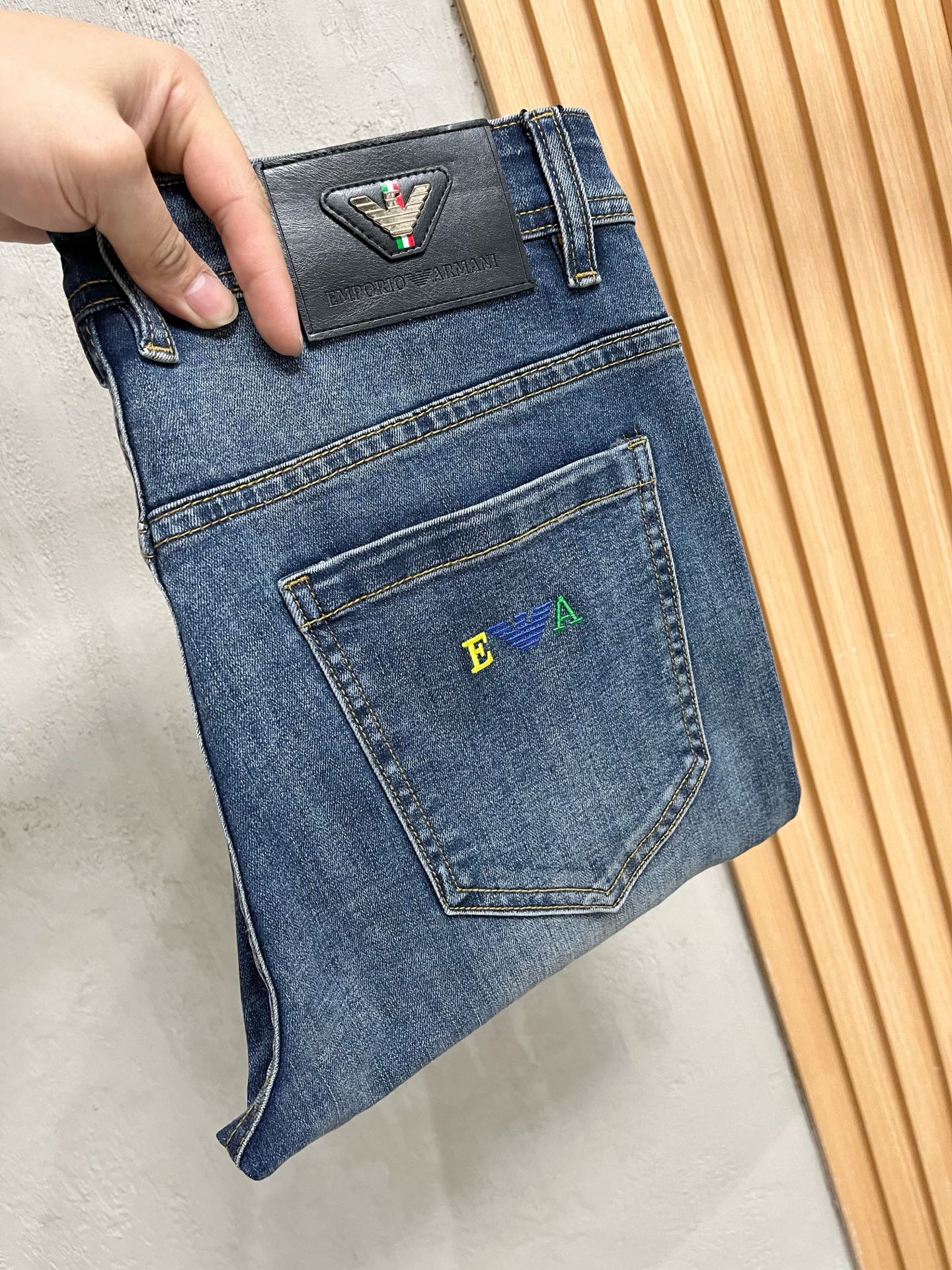 NO:615042,Armani Armani men's denim jeans, official album and poster wear style!  High-grade imported denim raw color fabrics are supplied to customers, and the pure 13oz denim fabrics from Okayama, Japan are specially selected. Heavy-duty environmentally friendly plant enzyme washing process is used. The texture has a light retro color, which is quite beautiful and is very suitable for autumn and winter color matching. The fabric is soft and delicate after washing, but has strong bones and a slight stretch, providing an excellent comfortable experience. There is no damage from any technological elements throughout the body, retaining the purest tannin color!  The details throughout the body are perfect, exquisite and sophisticated. The latest leather label on the waist highlights the brand's characteristics. The hardware accessories, leather label and wiring all reflect the craftsmanship!  The silhouette is perfectly tailored and has excellent butt lift and slimming effect. It can be easily matched with any top in the wardrobe. It has wide compatibility and is suitable for various daily wear. The upper body is full of style. It is a must-have trousers for those who are obsessed with quality control and 1V!  Size 29-38 (not 35.37),,armani,armani,jeans,alexander wang19860909Armani 阿玛尼 男士丹宁牛仔裤,官宣画册海报穿搭款！ 客供高级进口的丹宁原色面料,特选日本冈山纯正13oz 盎司牛仔布料,重磅环保植物酵素水洗工艺,肌理有着淡淡的复古色彩,相当漂亮,极符合秋冬的配色,面料经过水洗后柔软细腻,但筋骨感极强,且略带弹力,提供了绝佳的舒适体验,通身无任何工艺元素破坏,保留了最纯粹的丹宁本色！通身细节完美如斯,精湛且考究,最新的腰部皮标彰显了品牌特质,五金配件、皮标、走线无不体现出匠心工艺！版型剪裁完美,提臀修身效果绝佳,可轻松横扫衣橱任何的上装搭配,兼容性广泛,满足于日常各种穿搭,上身型款十足,于品质控及1V迷控者必入型裤装！ 尺码29—38（没35.37）,,armani,armani,jeans,alexander wang,Men's clothing