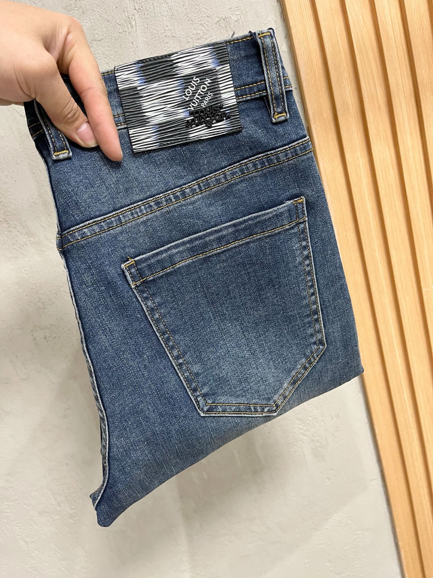 NO:615032,LV men's denim jeans, official album and poster outfit style!  High-grade imported denim raw color fabrics are supplied to customers, and the pure 13oz denim fabrics from Okayama, Japan are specially selected. Heavy-duty environmentally friendly plant enzyme washing process is used. The texture has a light retro color, which is quite beautiful and is very suitable for autumn and winter color matching. The fabric is soft and delicate after washing, but has strong bones and a slight stretch, providing an excellent comfortable experience. There is no damage from any technological elements throughout the body, retaining the purest tannin color!  The details throughout the body are perfect, exquisite and sophisticated. The latest leather label on the waist highlights the brand's characteristics. The hardware accessories, leather label and wiring all reflect the craftsmanship!  The silhouette is perfectly tailored and has excellent butt lift and slimming effect. It can be easily matched with any top in the wardrobe. It has wide compatibility and is suitable for various daily wear. The upper body is full of style. It is a must-have trousers for those who are obsessed with quality control and 1V!  Size 29-38 (not 35.37),,louis vuitton,jeans,alexander wang19860909LV 男士丹宁牛仔裤,官宣画册海报穿搭款！ 客供高级进口的丹宁原色面料,特选日本冈山纯正13oz 盎司牛仔布料,重磅环保植物酵素水洗工艺,肌理有着淡淡的复古色彩,相当漂亮,极符合秋冬的配色,面料经过水洗后柔软细腻,但筋骨感极强,且略带弹力,提供了绝佳的舒适体验,通身无任何工艺元素破坏,保留了最纯粹的丹宁本色！通身细节完美如斯,精湛且考究,最新的腰部皮标彰显了品牌特质,五金配件、皮标、走线无不体现出匠心工艺！版型剪裁完美,提臀修身效果绝佳,可轻松横扫衣橱任何的上装搭配,兼容性广泛,满足于日常各种穿搭,上身型款十足,于品质控及1V迷控者必入型裤装！ 尺码29—38（没35.37）,,louis vuitton,jeans,alexander wang,Men's clothing