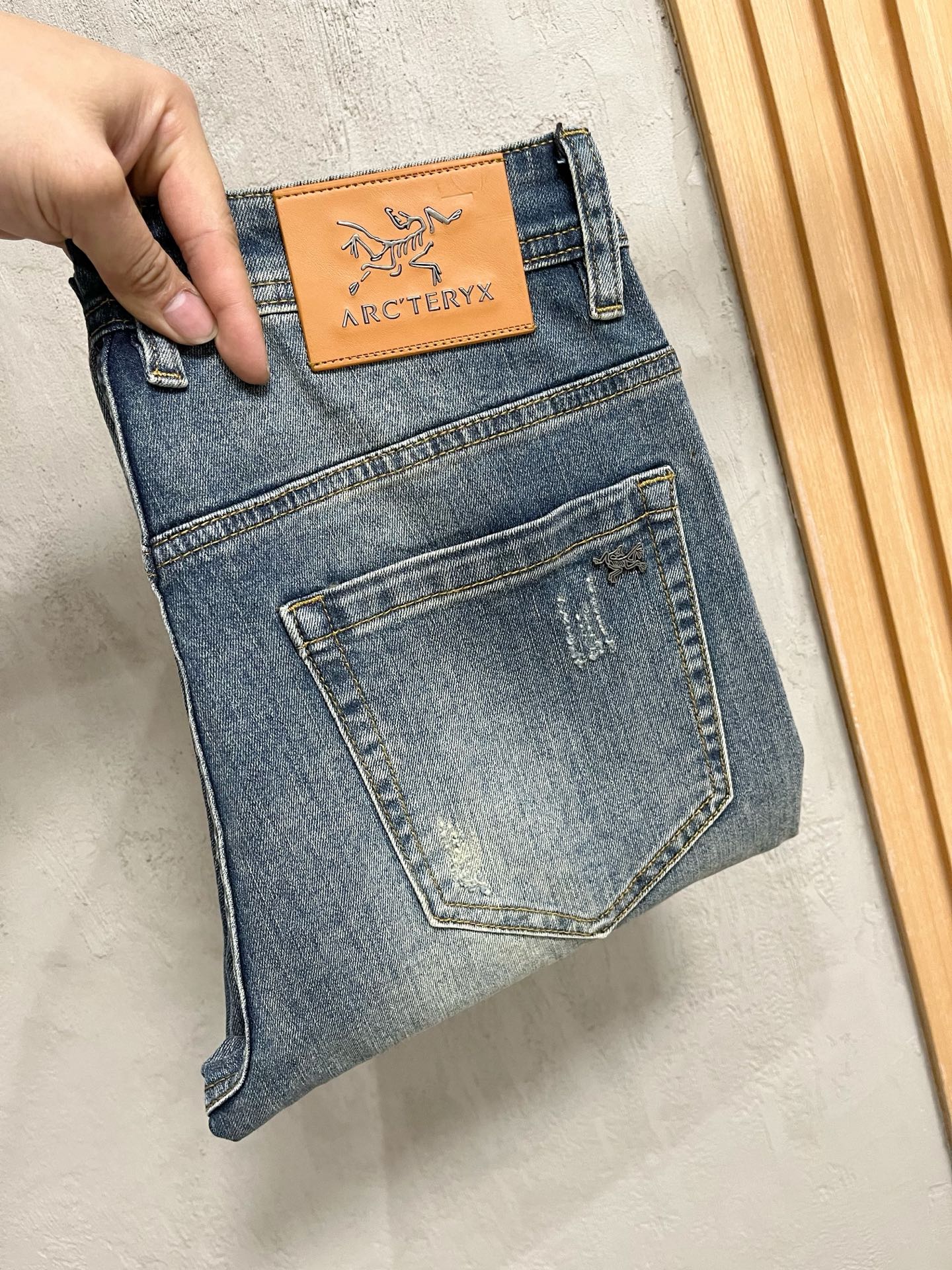 NO:615028,Arc'teryx men's denim jeans, official album and poster wear style!  High-grade imported denim raw color fabrics are supplied to customers, and the pure 13oz denim fabrics from Okayama, Japan are specially selected. Heavy-duty environmentally friendly plant enzyme washing process is used. The texture has a light retro color, which is quite beautiful and is very suitable for autumn and winter color matching. The fabric is soft and delicate after washing, but has strong bones and a slight stretch, providing an excellent comfortable experience. There is no damage from any technological elements throughout the body, retaining the purest tannin color!  The details throughout the body are perfect, exquisite and sophisticated. The latest leather label on the waist highlights the brand's characteristics. The hardware accessories, leather label and wiring all reflect the craftsmanship!  The silhouette is perfectly tailored and has excellent butt lift and slimming effect. It can be easily matched with any top in the wardrobe. It has wide compatibility and is suitable for various daily wear. The upper body is full of style. It is a must-have trousers for those who are obsessed with quality control and 1V!  Size 29-38 (not 35.37),arc'teryx,jeans,alexander wang19860909始祖鸟 男士丹宁牛仔裤,官宣画册海报穿搭款！ 客供高级进口的丹宁原色面料,特选日本冈山纯正13oz 盎司牛仔布料,重磅环保植物酵素水洗工艺,肌理有着淡淡的复古色彩,相当漂亮,极符合秋冬的配色,面料经过水洗后柔软细腻,但筋骨感极强,且略带弹力,提供了绝佳的舒适体验,通身无任何工艺元素破坏,保留了最纯粹的丹宁本色！通身细节完美如斯,精湛且考究,最新的腰部皮标彰显了品牌特质,五金配件、皮标、走线无不体现出匠心工艺！版型剪裁完美,提臀修身效果绝佳,可轻松横扫衣橱任何的上装搭配,兼容性广泛,满足于日常各种穿搭,上身型款十足,于品质控及1V迷控者必入型裤装！ 尺码29—38（没35.37）,arc'teryx,jeans,alexander wang,Men's clothing