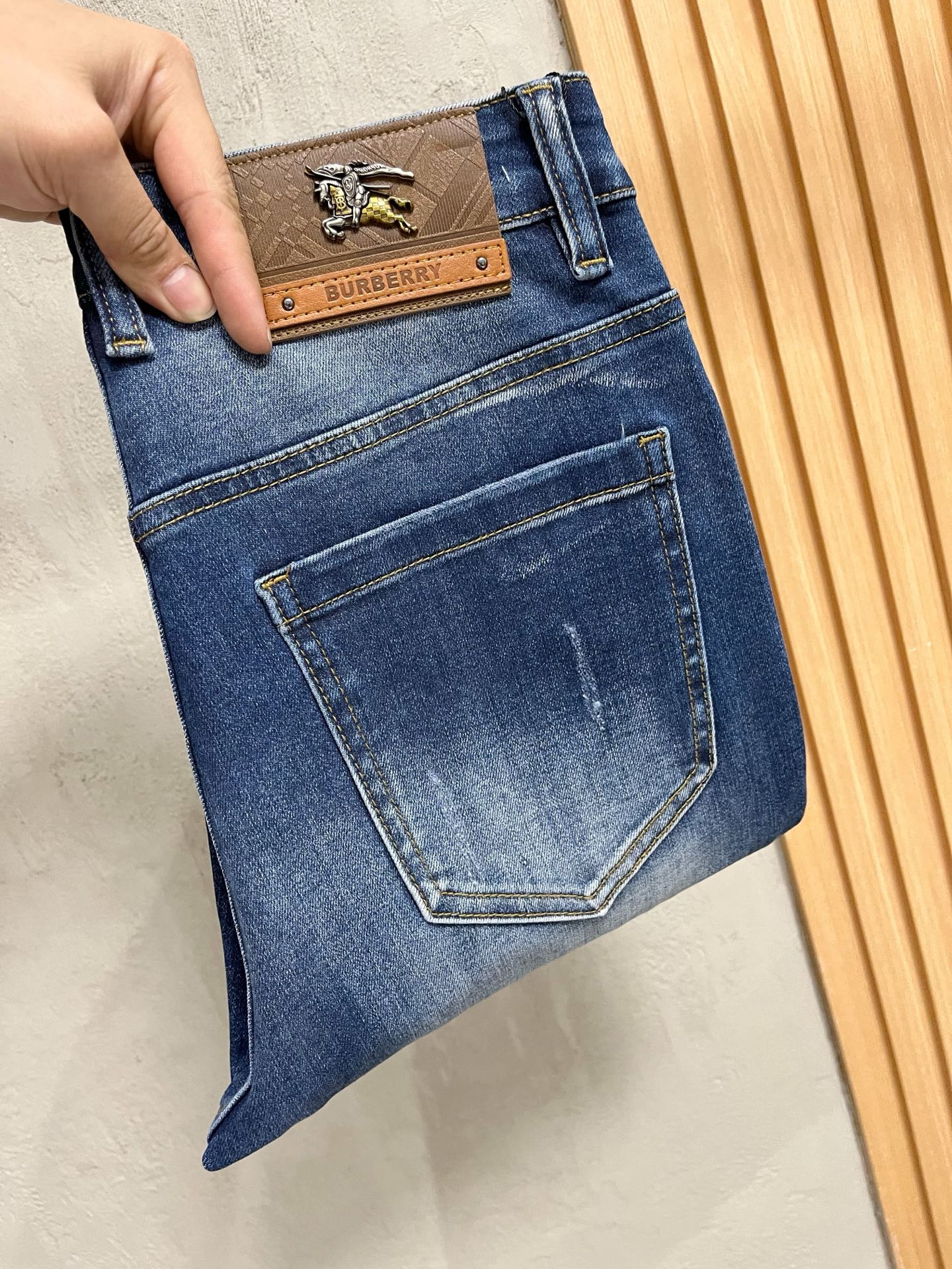 NO:615024,Burberry men's denim jeans, official album and poster outfit style!  High-grade imported denim raw color fabrics are supplied to customers, and the pure 13oz denim fabrics from Okayama, Japan are specially selected. Heavy-duty environmentally friendly plant enzyme washing process is used. The texture has a light retro color, which is quite beautiful and is very suitable for autumn and winter color matching. The fabric is soft and delicate after washing, but has strong bones and a slight stretch, providing an excellent comfortable experience. There is no damage from any technological elements throughout the body, retaining the purest tannin color!  The details throughout the body are perfect, exquisite and sophisticated. The latest leather label on the waist highlights the brand's characteristics. The hardware accessories, leather label and wiring all reflect the craftsmanship!  The silhouette is perfectly tailored and has excellent butt lift and slimming effect. It can be easily matched with any top in the wardrobe. It has wide compatibility and is suitable for various daily wear. The upper body is full of style. It is a must-have trousers for those who are obsessed with quality control and 1V!  Size 29-38 (not 35.37),,burberry,burberry,jeans,alexander wang19860909Burberry 巴宝莉 男士丹宁牛仔裤,官宣画册海报穿搭款！ 客供高级进口的丹宁原色面料,特选日本冈山纯正13oz 盎司牛仔布料,重磅环保植物酵素水洗工艺,肌理有着淡淡的复古色彩,相当漂亮,极符合秋冬的配色,面料经过水洗后柔软细腻,但筋骨感极强,且略带弹力,提供了绝佳的舒适体验,通身无任何工艺元素破坏,保留了最纯粹的丹宁本色！通身细节完美如斯,精湛且考究,最新的腰部皮标彰显了品牌特质,五金配件、皮标、走线无不体现出匠心工艺！版型剪裁完美,提臀修身效果绝佳,可轻松横扫衣橱任何的上装搭配,兼容性广泛,满足于日常各种穿搭,上身型款十足,于品质控及1V迷控者必入型裤装！ 尺码29—38（没35.37）,,burberry,burberry,jeans,alexander wang,Men's clothing