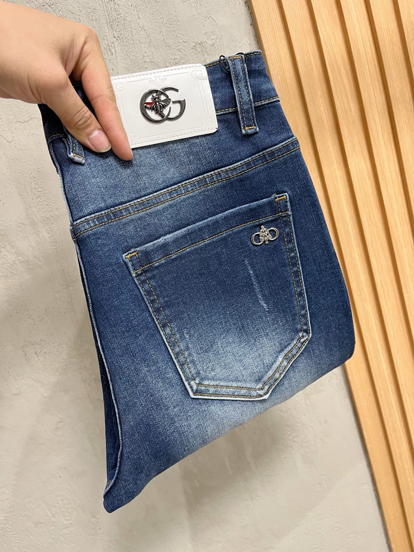 NO:774606,GUCCI men's denim jeans, official album and poster outfit style!  High-grade imported denim raw color fabrics are supplied to customers, and the pure 13oz denim fabrics from Okayama, Japan are specially selected. Heavy-duty environmentally friendly plant enzyme washing process is used. The texture has a light retro color, which is quite beautiful and is very suitable for autumn and winter color matching. The fabric is soft and delicate after washing, but has strong bones and a slight stretch, providing an excellent comfortable experience. There is no damage from any technological elements throughout the body, retaining the purest tannin color!  The details throughout the body are perfect, exquisite and sophisticated. The latest leather label on the waist highlights the brand's characteristics. The hardware accessories, leather label and wiring all reflect the craftsmanship!  The silhouette is perfectly tailored and has excellent butt lift and slimming effect. It can be easily matched with any top in the wardrobe. It has wide compatibility and is suitable for various daily wear. The upper body is full of style. It is a must-have trousers for those who are obsessed with quality control and 1V!  Size 29-38 (not 35.37),,gucci,jeans,19860909GUCCI 古奇 男士丹宁牛仔裤,官宣画册海报穿搭款！ 客供高级进口的丹宁原色面料,特选日本冈山纯正13oz 盎司牛仔布料,重磅环保植物酵素水洗工艺,肌理有着淡淡的复古色彩,相当漂亮,极符合秋冬的配色,面料经过水洗后柔软细腻,但筋骨感极强,且略带弹力,提供了绝佳的舒适体验,通身无任何工艺元素破坏,保留了最纯粹的丹宁本色！通身细节完美如斯,精湛且考究,最新的腰部皮标彰显了品牌特质,五金配件、皮标、走线无不体现出匠心工艺！版型剪裁完美,提臀修身效果绝佳,可轻松横扫衣橱任何的上装搭配,兼容性广泛,满足于日常各种穿搭,上身型款十足,于品质控及1V迷控者必入型裤装！ 尺码29—38（没35.37）,,gucci,jeans,,Men's clothing