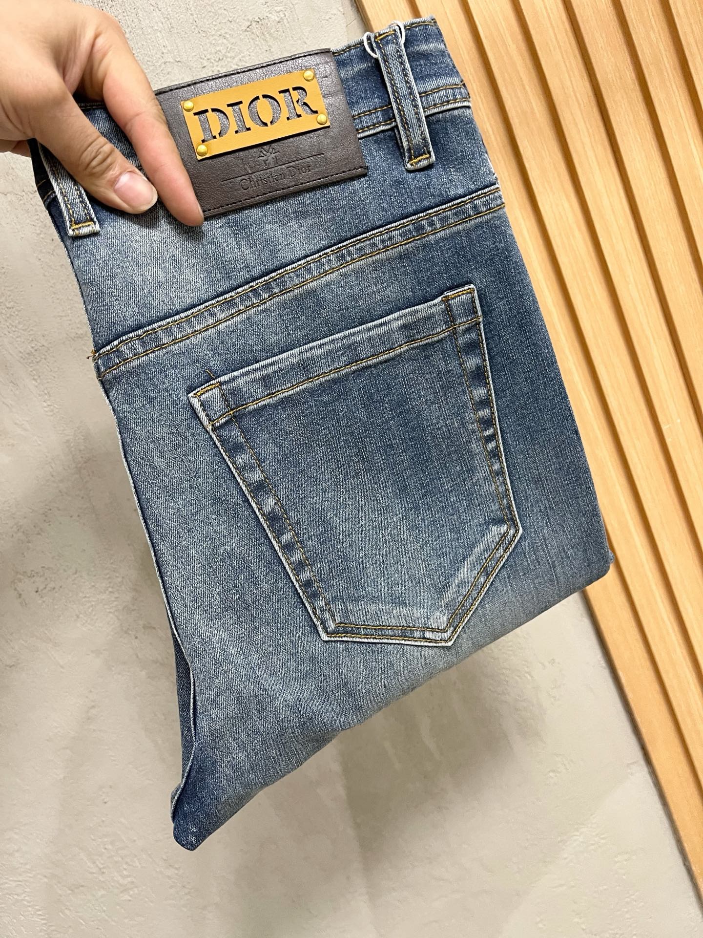 NO:774592,Dior men's denim jeans, official album and poster style!  High-grade imported denim raw color fabrics are supplied to customers, and the pure 13oz denim fabrics from Okayama, Japan are specially selected. Heavy-duty environmentally friendly plant enzyme washing process is used. The texture has a light retro color, which is quite beautiful and is very suitable for autumn and winter color matching. The fabric is soft and delicate after washing, but has strong bones and a slight stretch, providing an excellent comfortable experience. There is no damage from any technological elements throughout the body, retaining the purest tannin color!  The details throughout the body are perfect, exquisite and sophisticated. The latest leather label on the waist highlights the brand's characteristics. The hardware accessories, leather label and wiring all reflect the craftsmanship!  The silhouette is perfectly tailored and has excellent butt lift and slimming effect. It can be easily matched with any top in the wardrobe. It has wide compatibility and is suitable for various daily wear. The upper body is full of style. It is a must-have trousers for those who are obsessed with quality control and 1V!  Size 29-38 (not 35.37), dior, dior, jeans,19860909Dior 迪奥 男士丹宁牛仔裤,官宣画册海报穿搭款！ 客供高级进口的丹宁原色面料,特选日本冈山纯正13oz 盎司牛仔布料,重磅环保植物酵素水洗工艺,肌理有着淡淡的复古色彩,相当漂亮,极符合秋冬的配色,面料经过水洗后柔软细腻,但筋骨感极强,且略带弹力,提供了绝佳的舒适体验,通身无任何工艺元素破坏,保留了最纯粹的丹宁本色！通身细节完美如斯,精湛且考究,最新的腰部皮标彰显了品牌特质,五金配件、皮标、走线无不体现出匠心工艺！版型剪裁完美,提臀修身效果绝佳,可轻松横扫衣橱任何的上装搭配,兼容性广泛,满足于日常各种穿搭,上身型款十足,于品质控及1V迷控者必入型裤装！ 尺码29—38（没35.37）,,dior,dior,jeans,,Men's clothing