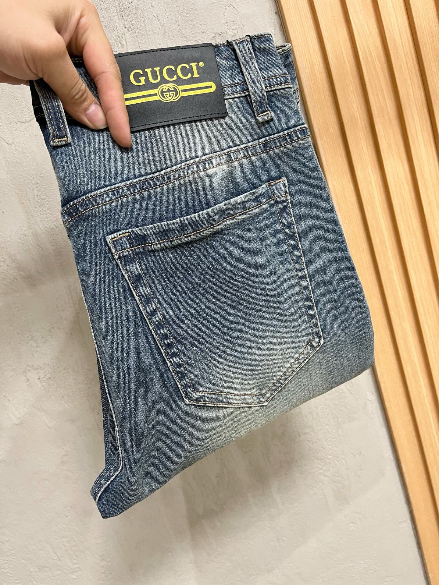 NO:774597,GUCCI men's denim jeans, official album and poster outfit style!  High-grade imported denim raw color fabrics are supplied to customers, and the pure 13oz denim fabrics from Okayama, Japan are specially selected. Heavy-duty environmentally friendly plant enzyme washing process is used. The texture has a light retro color, which is quite beautiful and is very suitable for autumn and winter color matching. The fabric is soft and delicate after washing, but has strong bones and a slight stretch, providing an excellent comfortable experience. There is no damage from any technological elements throughout the body, retaining the purest tannin color!  The details throughout the body are perfect, exquisite and sophisticated. The latest leather label on the waist highlights the brand's characteristics. The hardware accessories, leather label and wiring all reflect the craftsmanship!  The silhouette is perfectly tailored and has excellent butt lift and slimming effect. It can be easily matched with any top in the wardrobe. It has wide compatibility and is suitable for various daily wear. The upper body is full of style. It is a must-have trousers for those who are obsessed with quality control and 1V!  Size 29-38 (not 35.37),,gucci,jeans,19860909GUCCI 古奇 男士丹宁牛仔裤,官宣画册海报穿搭款！ 客供高级进口的丹宁原色面料,特选日本冈山纯正13oz 盎司牛仔布料,重磅环保植物酵素水洗工艺,肌理有着淡淡的复古色彩,相当漂亮,极符合秋冬的配色,面料经过水洗后柔软细腻,但筋骨感极强,且略带弹力,提供了绝佳的舒适体验,通身无任何工艺元素破坏,保留了最纯粹的丹宁本色！通身细节完美如斯,精湛且考究,最新的腰部皮标彰显了品牌特质,五金配件、皮标、走线无不体现出匠心工艺！版型剪裁完美,提臀修身效果绝佳,可轻松横扫衣橱任何的上装搭配,兼容性广泛,满足于日常各种穿搭,上身型款十足,于品质控及1V迷控者必入型裤装！ 尺码29—38（没35.37）,,gucci,jeans,,Men's clothing