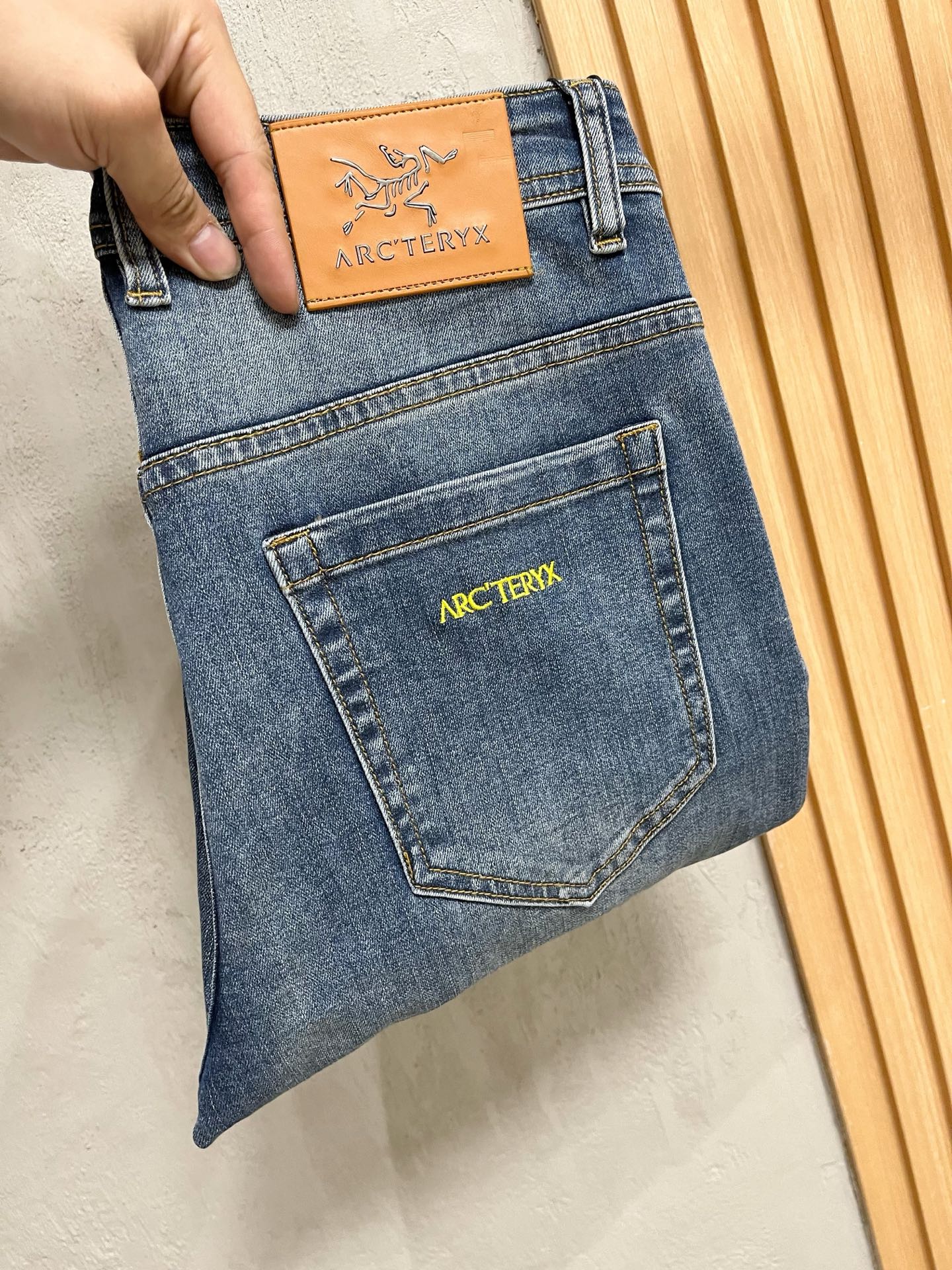 NO:774635,Arc'teryx men's denim jeans, official album and poster wear style!  High-grade imported denim raw color fabrics are supplied to customers, and the pure 13oz denim fabrics from Okayama, Japan are specially selected. Heavy-duty environmentally friendly plant enzyme washing process is used. The texture has a light retro color, which is quite beautiful and is very suitable for autumn and winter color matching. The fabric is soft and delicate after washing, but has strong bones and a slight stretch, providing an excellent comfortable experience. There is no damage from any technological elements throughout the body, retaining the purest tannin color!  The details throughout the body are perfect, exquisite and sophisticated. The latest leather label on the waist highlights the brand's characteristics. The hardware accessories, leather label and wiring all reflect the craftsmanship!  The silhouette is perfectly tailored and has excellent butt lift and slimming effect. It can be easily matched with any top in the wardrobe. It has wide compatibility and is suitable for various daily wear. The upper body is full of style. It is a must-have trousers for those who are obsessed with quality control and 1V!  Size 29-38 (not 35.37),arc'teryx,jeans,19860909始祖鸟 男士丹宁牛仔裤,官宣画册海报穿搭款！ 客供高级进口的丹宁原色面料,特选日本冈山纯正13oz 盎司牛仔布料,重磅环保植物酵素水洗工艺,肌理有着淡淡的复古色彩,相当漂亮,极符合秋冬的配色,面料经过水洗后柔软细腻,但筋骨感极强,且略带弹力,提供了绝佳的舒适体验,通身无任何工艺元素破坏,保留了最纯粹的丹宁本色！通身细节完美如斯,精湛且考究,最新的腰部皮标彰显了品牌特质,五金配件、皮标、走线无不体现出匠心工艺！版型剪裁完美,提臀修身效果绝佳,可轻松横扫衣橱任何的上装搭配,兼容性广泛,满足于日常各种穿搭,上身型款十足,于品质控及1V迷控者必入型裤装！ 尺码29—38（没35.37）,arc'teryx,jeans,,Men's clothing