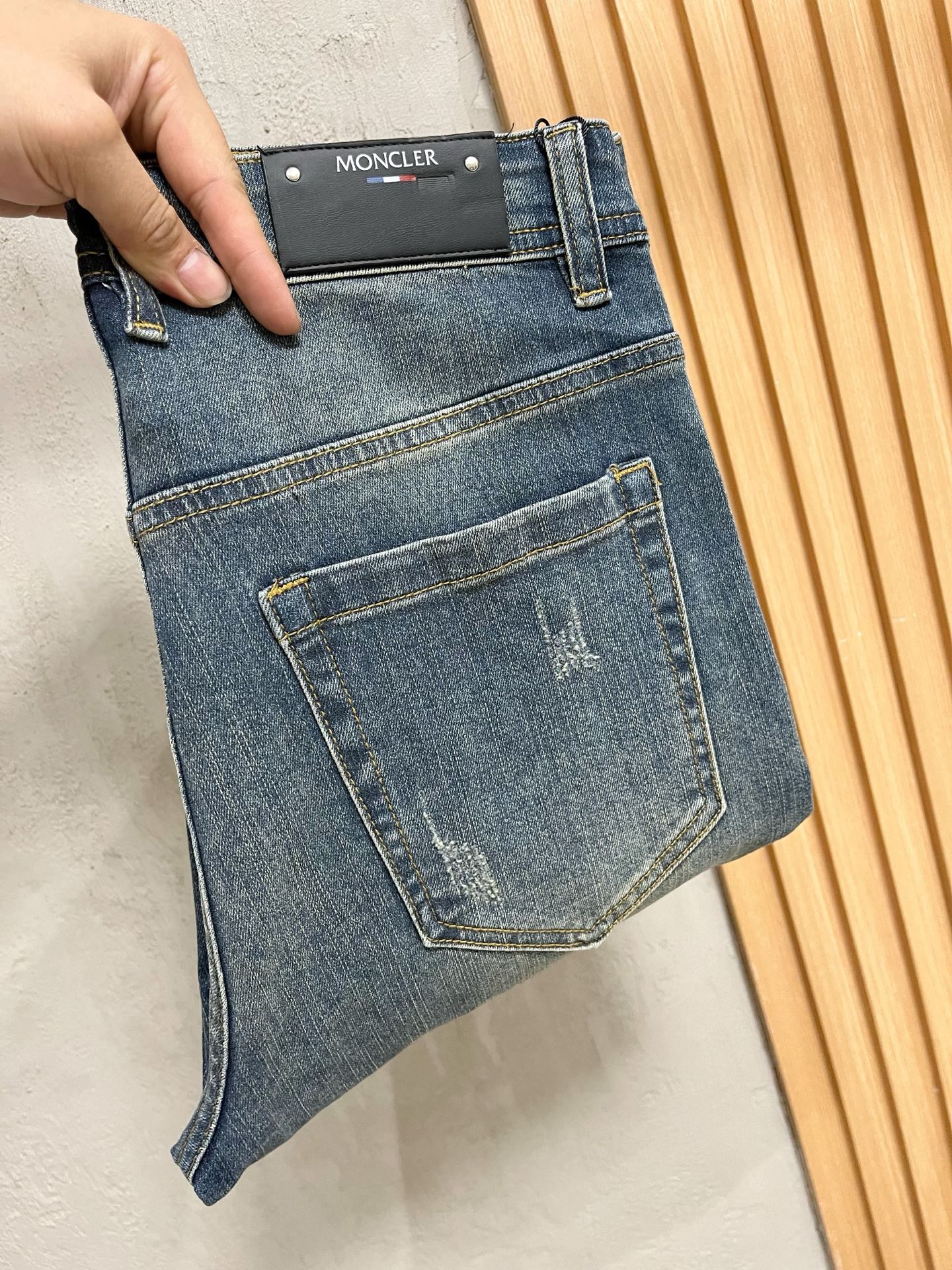NO:774587,Men's denim jeans, official album and poster outfit!  High-grade imported denim raw color fabrics are supplied to customers, and the pure 13oz denim fabrics from Okayama, Japan are specially selected. Heavy-duty environmentally friendly plant enzyme washing process is used. The texture has a light retro color, which is quite beautiful and is very suitable for autumn and winter color matching. The fabric is soft and delicate after washing, but has strong bones and a slight stretch, providing an excellent comfortable experience. There is no damage from any technological elements throughout the body, retaining the purest tannin color!  The details throughout the body are perfect, exquisite and sophisticated. The latest leather label on the waist highlights the brand's characteristics. The hardware accessories, leather label and wiring all reflect the craftsmanship!  The silhouette is perfectly tailored and has excellent butt lift and slimming effect. It can be easily matched with any top in the wardrobe. It has wide compatibility and is suitable for various daily wear. The upper body is full of style. It is a must-have trousers for those who are obsessed with quality control and 1V!  Size 29-38 (not 35.37),,Moncler,jeans,19860909蒙口 男士丹宁牛仔裤,官宣画册海报穿搭款！ 客供高级进口的丹宁原色面料,特选日本冈山纯正13oz 盎司牛仔布料,重磅环保植物酵素水洗工艺,肌理有着淡淡的复古色彩,相当漂亮,极符合秋冬的配色,面料经过水洗后柔软细腻,但筋骨感极强,且略带弹力,提供了绝佳的舒适体验,通身无任何工艺元素破坏,保留了最纯粹的丹宁本色！通身细节完美如斯,精湛且考究,最新的腰部皮标彰显了品牌特质,五金配件、皮标、走线无不体现出匠心工艺！版型剪裁完美,提臀修身效果绝佳,可轻松横扫衣橱任何的上装搭配,兼容性广泛,满足于日常各种穿搭,上身型款十足,于品质控及1V迷控者必入型裤装！ 尺码29—38（没35.37）,,Moncler,jeans,,Men's clothing