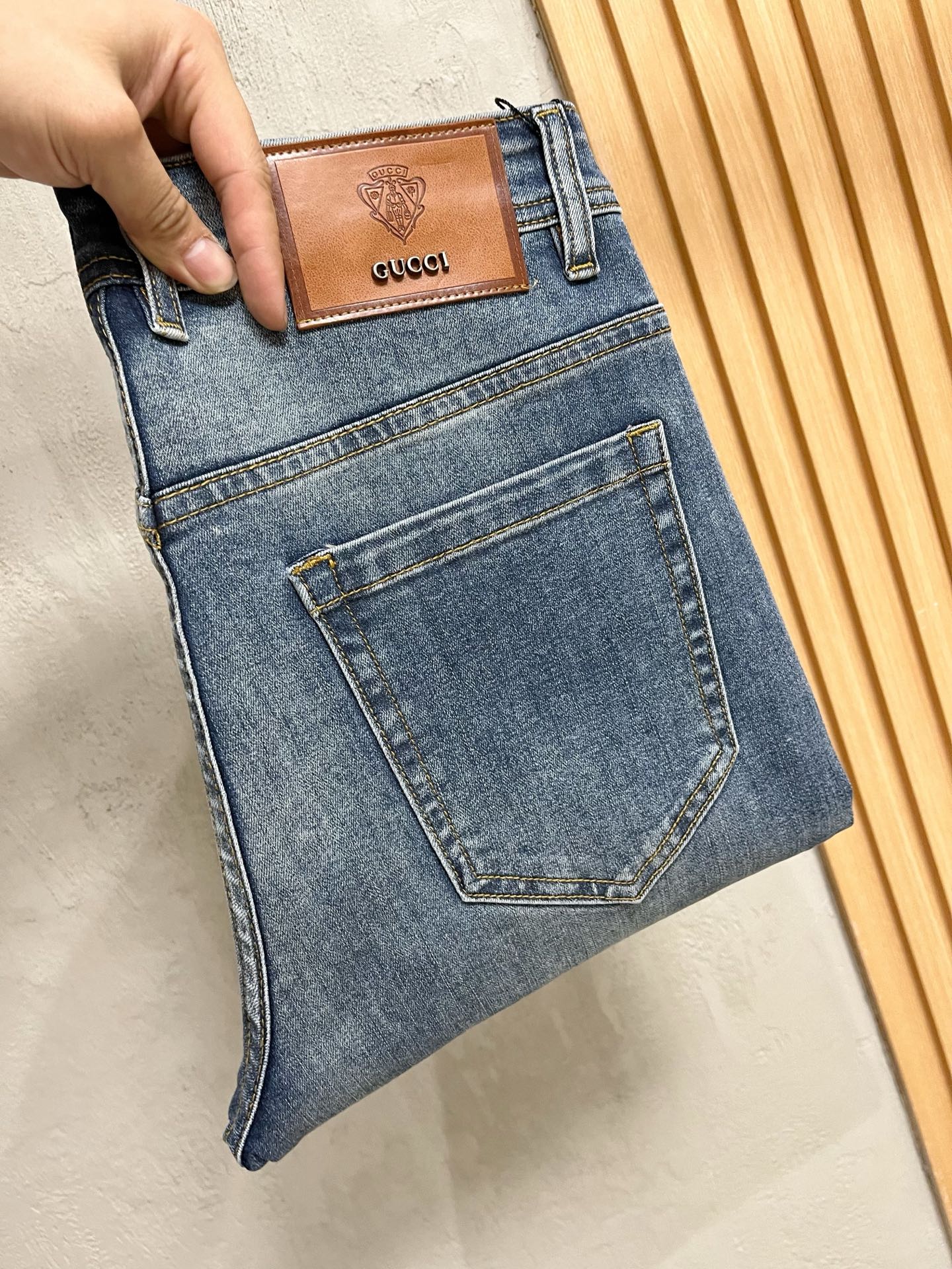 NO:615016,GUCCI men's denim jeans, official album and poster outfit style!  High-grade imported denim raw color fabrics are supplied to customers, and the pure 13oz denim fabrics from Okayama, Japan are specially selected. Heavy-duty environmentally friendly plant enzyme washing process is used. The texture has a light retro color, which is quite beautiful and is very suitable for autumn and winter color matching. The fabric is soft and delicate after washing, but has strong bones and a slight stretch, providing an excellent comfortable experience. There is no damage from any technological elements throughout the body, retaining the purest tannin color!  The details throughout the body are perfect, exquisite and sophisticated. The latest leather label on the waist highlights the brand's characteristics. The hardware accessories, leather label and wiring all reflect the craftsmanship!  The silhouette is perfectly tailored and has excellent butt lift and slimming effect. It can be easily matched with any top in the wardrobe. It has wide compatibility and is suitable for various daily wear. The upper body is full of style. It is a must-have trousers for those who are obsessed with quality control and 1V!  Size 29-38 (not 35.37),,gucci,jeans,alexander wang19860909GUCCI 古奇 男士丹宁牛仔裤,官宣画册海报穿搭款！ 客供高级进口的丹宁原色面料,特选日本冈山纯正13oz 盎司牛仔布料,重磅环保植物酵素水洗工艺,肌理有着淡淡的复古色彩,相当漂亮,极符合秋冬的配色,面料经过水洗后柔软细腻,但筋骨感极强,且略带弹力,提供了绝佳的舒适体验,通身无任何工艺元素破坏,保留了最纯粹的丹宁本色！通身细节完美如斯,精湛且考究,最新的腰部皮标彰显了品牌特质,五金配件、皮标、走线无不体现出匠心工艺！版型剪裁完美,提臀修身效果绝佳,可轻松横扫衣橱任何的上装搭配,兼容性广泛,满足于日常各种穿搭,上身型款十足,于品质控及1V迷控者必入型裤装！ 尺码29—38（没35.37）,,gucci,jeans,alexander wang,Men's clothing