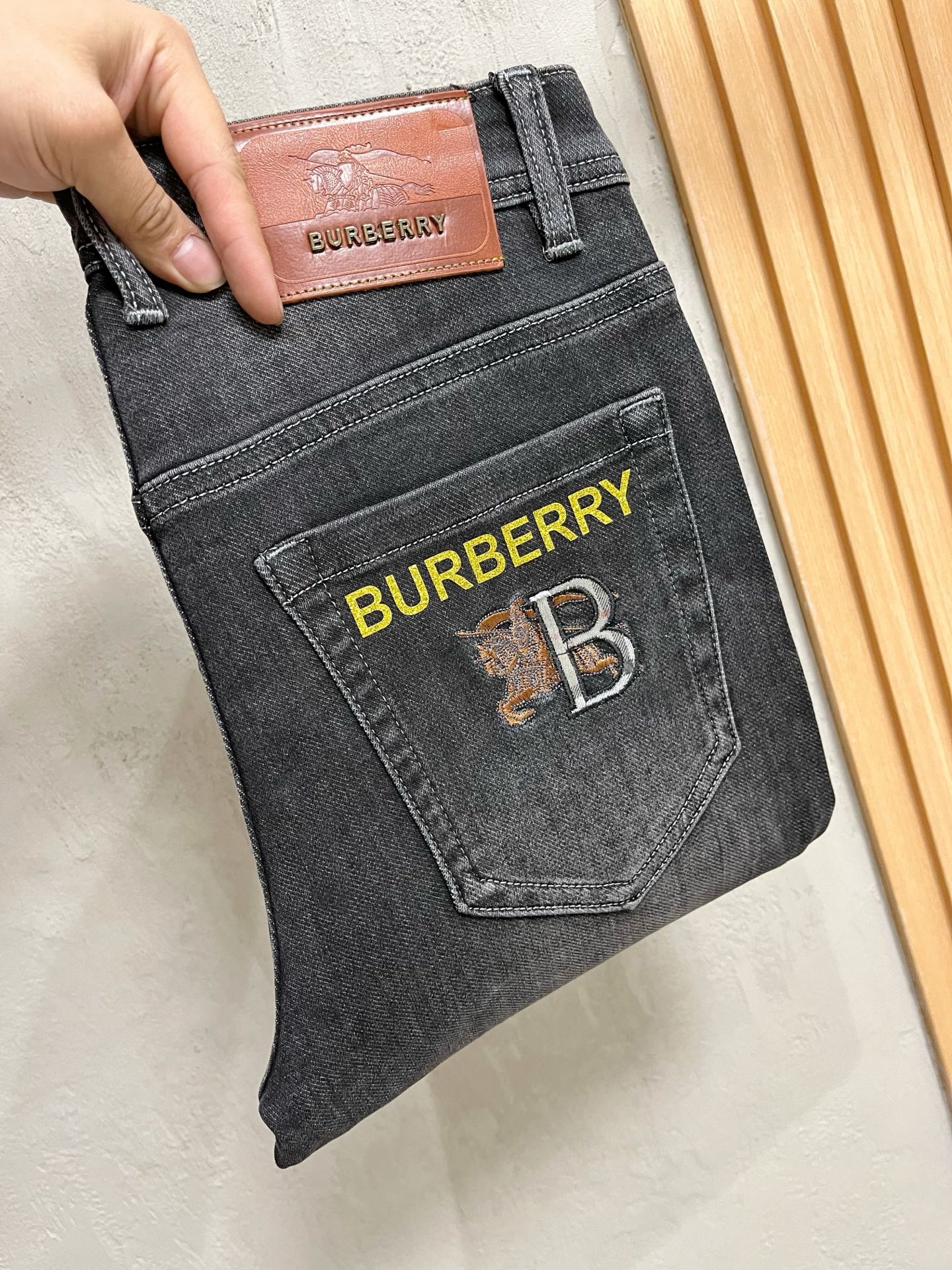 NO:615012,Burberry men's denim jeans, official album and poster outfit style!  High-grade imported denim raw color fabrics are supplied to customers, and the pure 13oz denim fabrics from Okayama, Japan are specially selected. Heavy-duty environmentally friendly plant enzyme washing process is used. The texture has a light retro color, which is quite beautiful and is very suitable for autumn and winter color matching. The fabric is soft and delicate after washing, but has strong bones and a slight stretch, providing an excellent comfortable experience. There is no damage from any technological elements throughout the body, retaining the purest tannin color!  The details throughout the body are perfect, exquisite and sophisticated. The latest leather label on the waist highlights the brand's characteristics. The hardware accessories, leather label and wiring all reflect the craftsmanship!  The silhouette is perfectly tailored and has excellent butt lift and slimming effect. It can be easily matched with any top in the wardrobe. It has wide compatibility and is suitable for various daily wear. The upper body is full of style. It is a must-have trousers for those who are obsessed with quality control and 1V!  Size 29-38 (not 35.37),,burberry,burberry,jeans,alexander wang19860909Burberry 巴宝莉 男士丹宁牛仔裤,官宣画册海报穿搭款！ 客供高级进口的丹宁原色面料,特选日本冈山纯正13oz 盎司牛仔布料,重磅环保植物酵素水洗工艺,肌理有着淡淡的复古色彩,相当漂亮,极符合秋冬的配色,面料经过水洗后柔软细腻,但筋骨感极强,且略带弹力,提供了绝佳的舒适体验,通身无任何工艺元素破坏,保留了最纯粹的丹宁本色！通身细节完美如斯,精湛且考究,最新的腰部皮标彰显了品牌特质,五金配件、皮标、走线无不体现出匠心工艺！版型剪裁完美,提臀修身效果绝佳,可轻松横扫衣橱任何的上装搭配,兼容性广泛,满足于日常各种穿搭,上身型款十足,于品质控及1V迷控者必入型裤装！ 尺码29—38（没35.37）,,burberry,burberry,jeans,alexander wang,Men's clothing