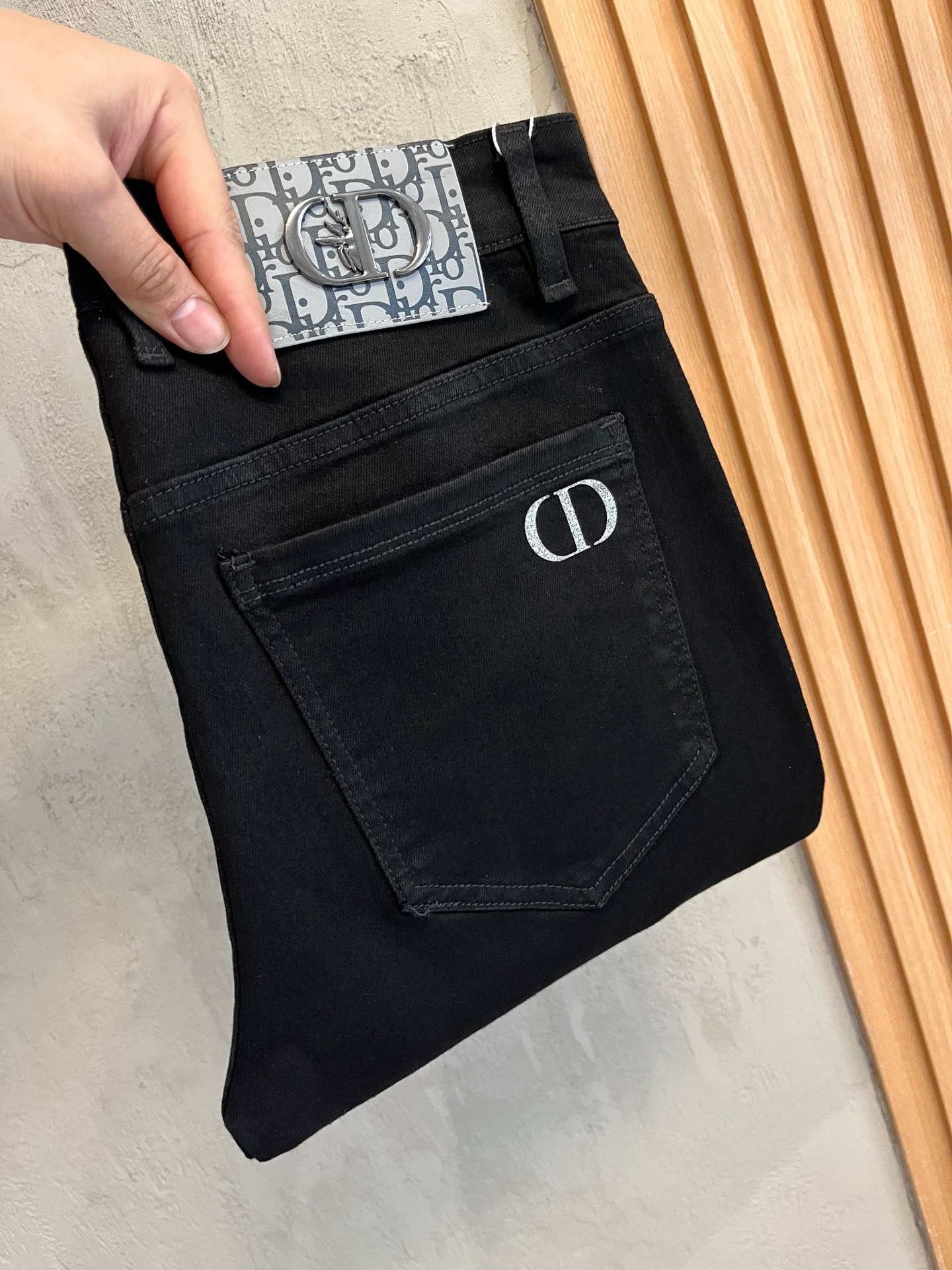 NO:615009,Dior men's denim jeans, official album and poster style!  High-grade imported denim raw color fabrics are supplied to customers, and the pure 13oz denim fabrics from Okayama, Japan are specially selected. Heavy-duty environmentally friendly plant enzyme washing process is used. The texture has a light retro color, which is quite beautiful and is very suitable for autumn and winter color matching. The fabric is soft and delicate after washing, but has strong bones and a slight stretch, providing an excellent comfortable experience. There is no damage from any technological elements throughout the body, retaining the purest tannin color!  The details throughout the body are perfect, exquisite and sophisticated. The latest leather label on the waist highlights the brand's characteristics. The hardware accessories, leather label and wiring all reflect the craftsmanship!  The silhouette is perfectly tailored and has excellent butt lift and slimming effect. It can be easily matched with any top in the wardrobe. It has wide compatibility and is suitable for various daily wear. The upper body is full of style. It is a must-have trousers for those who are obsessed with quality control and 1V!  Size 29-38 (not 35.37), dior, dior, jeans, alexander wang19860909Dior 迪奥 男士丹宁牛仔裤,官宣画册海报穿搭款！ 客供高级进口的丹宁原色面料,特选日本冈山纯正13oz 盎司牛仔布料,重磅环保植物酵素水洗工艺,肌理有着淡淡的复古色彩,相当漂亮,极符合秋冬的配色,面料经过水洗后柔软细腻,但筋骨感极强,且略带弹力,提供了绝佳的舒适体验,通身无任何工艺元素破坏,保留了最纯粹的丹宁本色！通身细节完美如斯,精湛且考究,最新的腰部皮标彰显了品牌特质,五金配件、皮标、走线无不体现出匠心工艺！版型剪裁完美,提臀修身效果绝佳,可轻松横扫衣橱任何的上装搭配,兼容性广泛,满足于日常各种穿搭,上身型款十足,于品质控及1V迷控者必入型裤装！ 尺码29—38（没35.37）,,dior,dior,jeans,alexander wang,Men's clothing