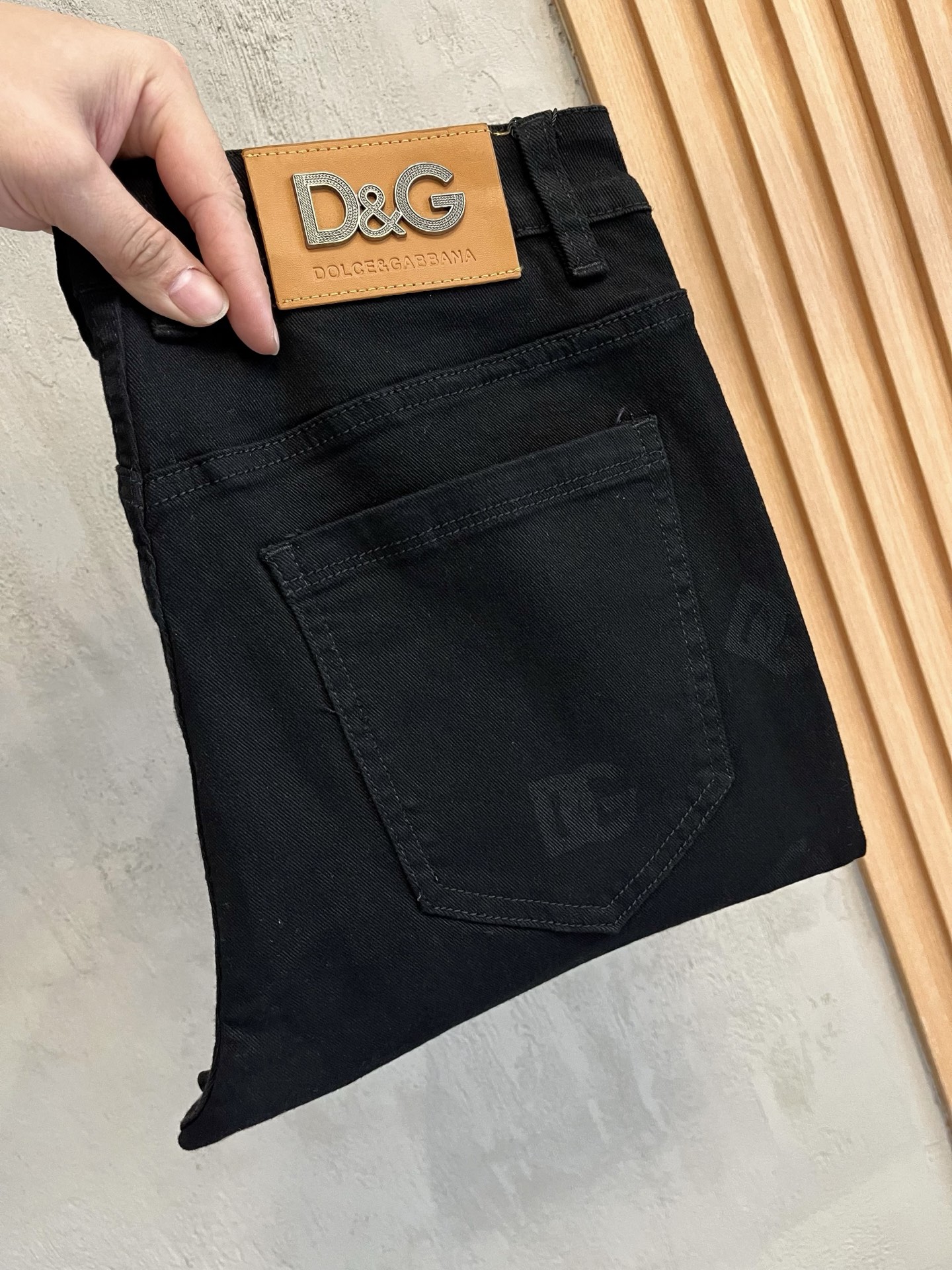 NO:615037,DG men's denim jeans, official album and poster outfit style!  High-grade imported denim raw color fabrics are supplied to customers, and the pure 13oz denim fabrics from Okayama, Japan are specially selected. Heavy-duty environmentally friendly plant enzyme washing process is used. The texture has a light retro color, which is quite beautiful and is very suitable for autumn and winter color matching. The fabric is soft and delicate after washing, but has strong bones and a slight stretch, providing an excellent comfortable experience. There is no damage from any technological elements throughout the body, retaining the purest tannin color!  The details throughout the body are perfect, exquisite and sophisticated. The latest leather label on the waist highlights the brand's characteristics. The hardware accessories, leather label and wiring all reflect the craftsmanship!  The silhouette is perfectly tailored and has excellent butt lift and slimming effect. It can be easily matched with any top in the wardrobe. It has wide compatibility and is suitable for various daily wear. The upper body is full of style. It is a must-have trousers for those who are obsessed with quality control and 1V!  Size 29-38 (not 35.37),,jeans,alexander wang19860909DG 男士丹宁牛仔裤,官宣画册海报穿搭款！ 客供高级进口的丹宁原色面料,特选日本冈山纯正13oz 盎司牛仔布料,重磅环保植物酵素水洗工艺,肌理有着淡淡的复古色彩,相当漂亮,极符合秋冬的配色,面料经过水洗后柔软细腻,但筋骨感极强,且略带弹力,提供了绝佳的舒适体验,通身无任何工艺元素破坏,保留了最纯粹的丹宁本色！通身细节完美如斯,精湛且考究,最新的腰部皮标彰显了品牌特质,五金配件、皮标、走线无不体现出匠心工艺！版型剪裁完美,提臀修身效果绝佳,可轻松横扫衣橱任何的上装搭配,兼容性广泛,满足于日常各种穿搭,上身型款十足,于品质控及1V迷控者必入型裤装！ 尺码29—38（没35.37）,,jeans,alexander wang,Men's clothing