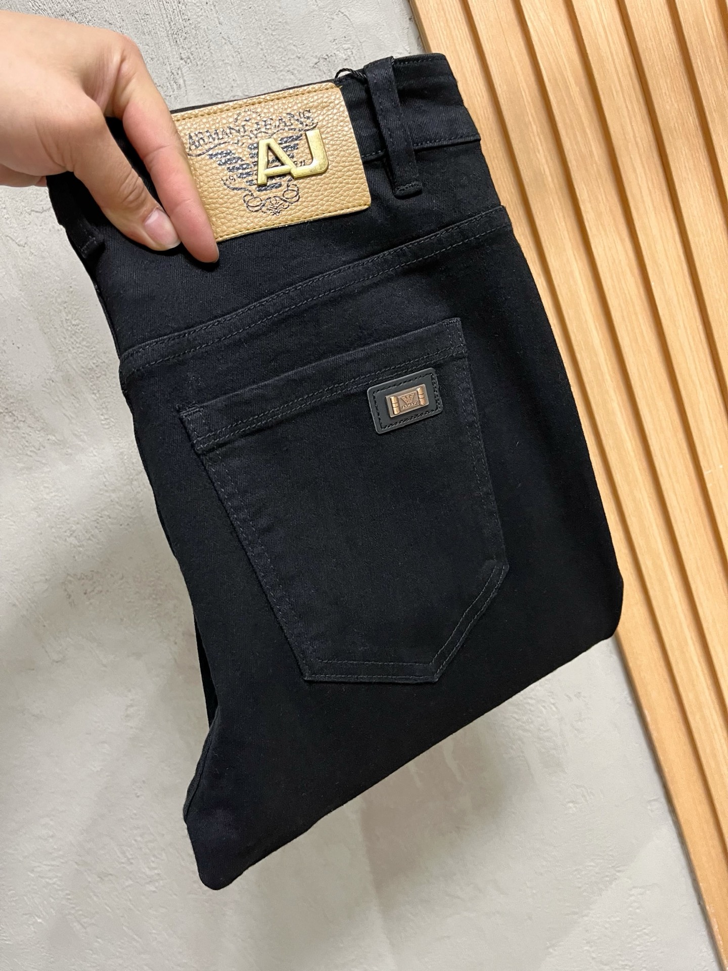 NO:615008,Armani Armani men's denim jeans, official album and poster wear style!  High-grade imported denim raw color fabrics are supplied to customers, and the pure 13oz denim fabrics from Okayama, Japan are specially selected. Heavy-duty environmentally friendly plant enzyme washing process is used. The texture has a light retro color, which is quite beautiful and is very suitable for autumn and winter color matching. The fabric is soft and delicate after washing, but has strong bones and a slight stretch, providing an excellent comfortable experience. There is no damage from any technological elements throughout the body, retaining the purest tannin color!  The details throughout the body are perfect, exquisite and sophisticated. The latest leather label on the waist highlights the brand's characteristics. The hardware accessories, leather label and wiring all reflect the craftsmanship!  The silhouette is perfectly tailored and has excellent butt lift and slimming effect. It can be easily matched with any top in the wardrobe. It has wide compatibility and is suitable for various daily wear. The upper body is full of style. It is a must-have trousers for those who are obsessed with quality control and 1V!  Size 29-38 (not 35.37),,armani,armani,jeans,alexander wang19860909Armani 阿玛尼 男士丹宁牛仔裤,官宣画册海报穿搭款！ 客供高级进口的丹宁原色面料,特选日本冈山纯正13oz 盎司牛仔布料,重磅环保植物酵素水洗工艺,肌理有着淡淡的复古色彩,相当漂亮,极符合秋冬的配色,面料经过水洗后柔软细腻,但筋骨感极强,且略带弹力,提供了绝佳的舒适体验,通身无任何工艺元素破坏,保留了最纯粹的丹宁本色！通身细节完美如斯,精湛且考究,最新的腰部皮标彰显了品牌特质,五金配件、皮标、走线无不体现出匠心工艺！版型剪裁完美,提臀修身效果绝佳,可轻松横扫衣橱任何的上装搭配,兼容性广泛,满足于日常各种穿搭,上身型款十足,于品质控及1V迷控者必入型裤装！ 尺码29—38（没35.37）,,armani,armani,jeans,alexander wang,Men's clothing