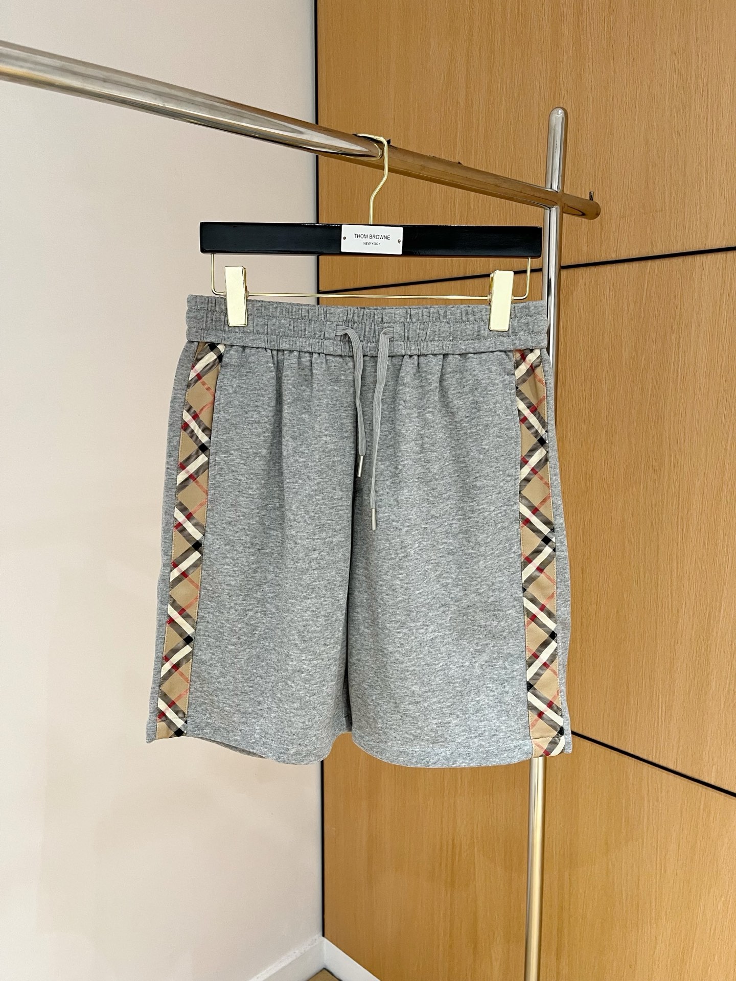 NO:141295,Bur＊2025 summer new men's casual shorts, high-end customized breathable fabric, extremely breathable elastic and comfortable, impeccable details, top-level auxiliary materials, original logo design concept, delicate and soft feel!  The upper body style is excellent!  Code number M-XXXL, burberry, shorts, alexander wang19860909Bur＊2025夏季新款男士休闲短裤,高级定制透气面料,透气弹力舒适度极高,细节无可挑剔,顶级辅料配备,原版logo设计理念,手感细腻柔软！上身版型超赞！ 码数M-XXXL,,burberry,shorts,alexander wang,Men's clothing