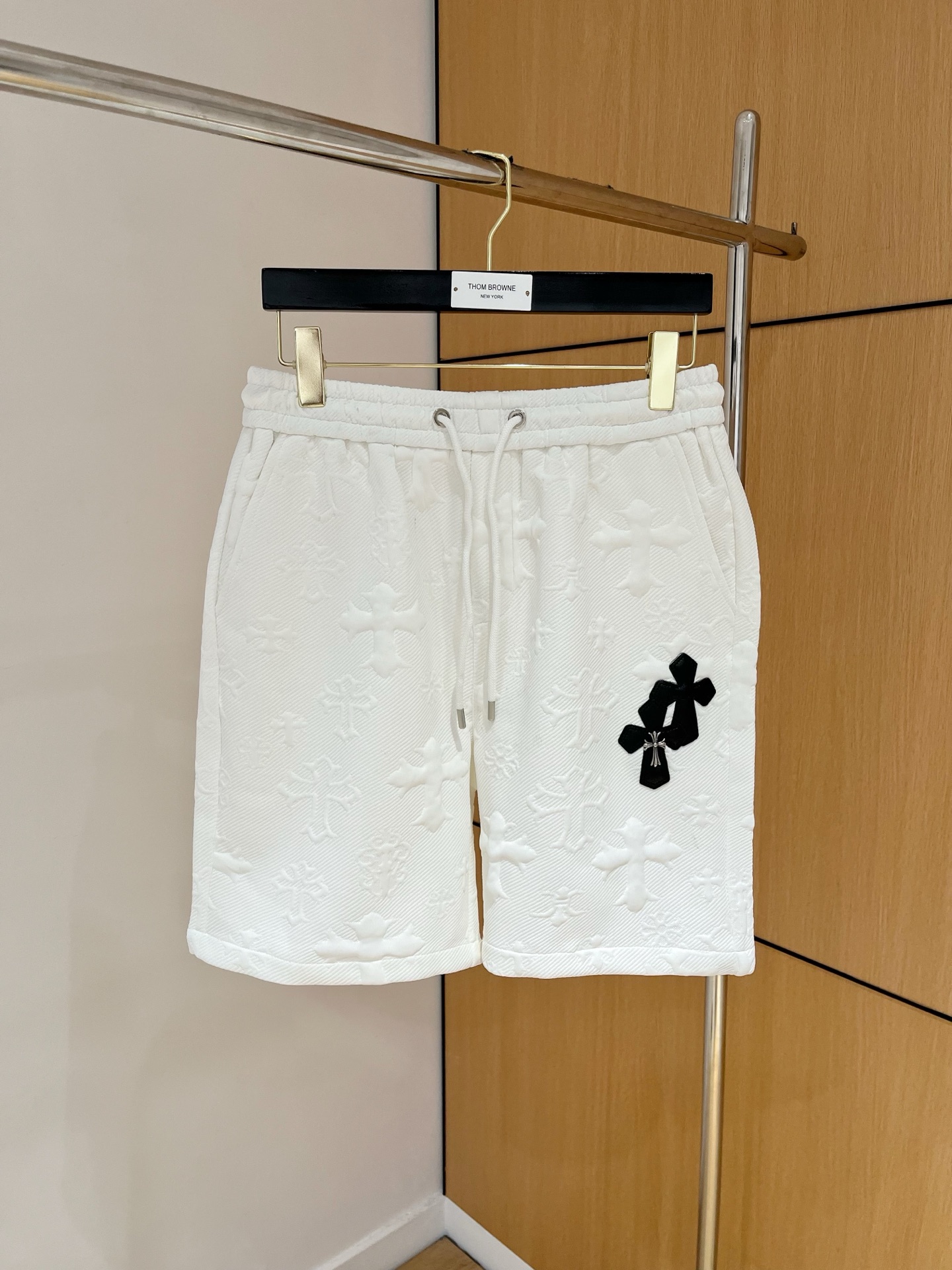 NO:935329,Chrome Hearts popular shorts are fully printed with embossed crosses. The pants adopt three-dimensional embossing technology. The brand's iconic Gothic cross + Sanskrit dark pattern are fully printed. They have a sense of texture, are low-key and recognizable. Size M-3XL,,chrome hearts,shorts,19860909克罗心爆款短裤 满印浮雕十字架,裤身采用立体压纹工艺,满印品牌标志性哥特式十字架+梵文暗纹,自带肌理感,低调又有辨识度 码数M-3XL,,chrome hearts,shorts,,Men's clothing