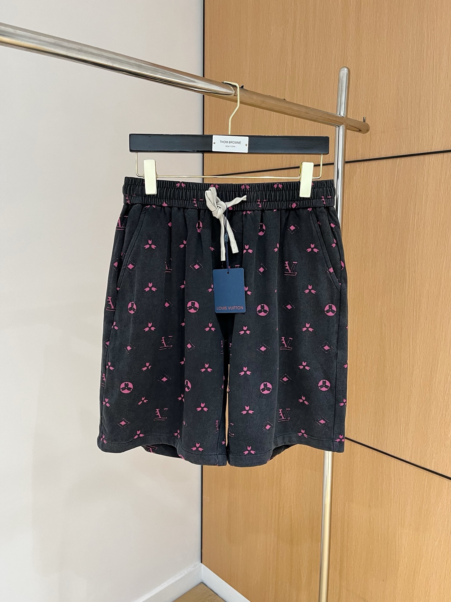 NO:141291,1v＊2025 summer new men's casual shorts, high-end customized breathable fabric, extremely breathable elastic and comfortable, impeccable details, top-level auxiliary materials, original logo design concept, delicate and soft feel!  The upper body style is excellent!  Code number M-XXXL, shorts, alexander wang198609091v＊2025夏季新款男士休闲短裤,高级定制透气面料,透气弹力舒适度极高,细节无可挑剔,顶级辅料配备,原版logo设计理念,手感细腻柔软！上身版型超赞！ 码数M-XXXL,,shorts,alexander wang,Men's clothing