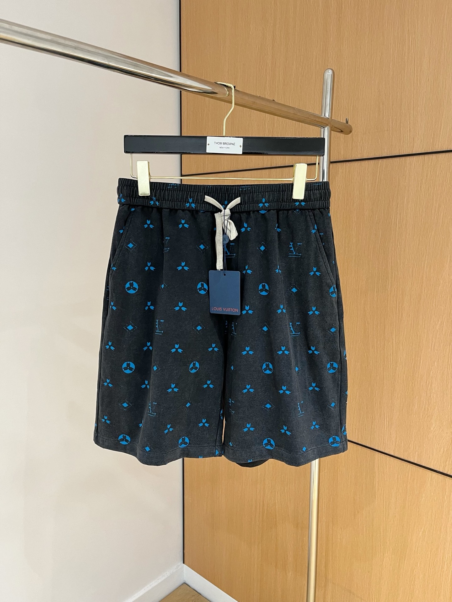 NO:141293,1v＊2025 summer new men's casual shorts, high-end customized breathable fabric, extremely breathable elastic and comfortable, impeccable details, top-level auxiliary materials, original logo design concept, delicate and soft feel!  The upper body style is excellent!  Code number M-XXXL, shorts, alexander wang198609091v＊2025夏季新款男士休闲短裤,高级定制透气面料,透气弹力舒适度极高,细节无可挑剔,顶级辅料配备,原版logo设计理念,手感细腻柔软！上身版型超赞！ 码数M-XXXL,,shorts,alexander wang,Men's clothing