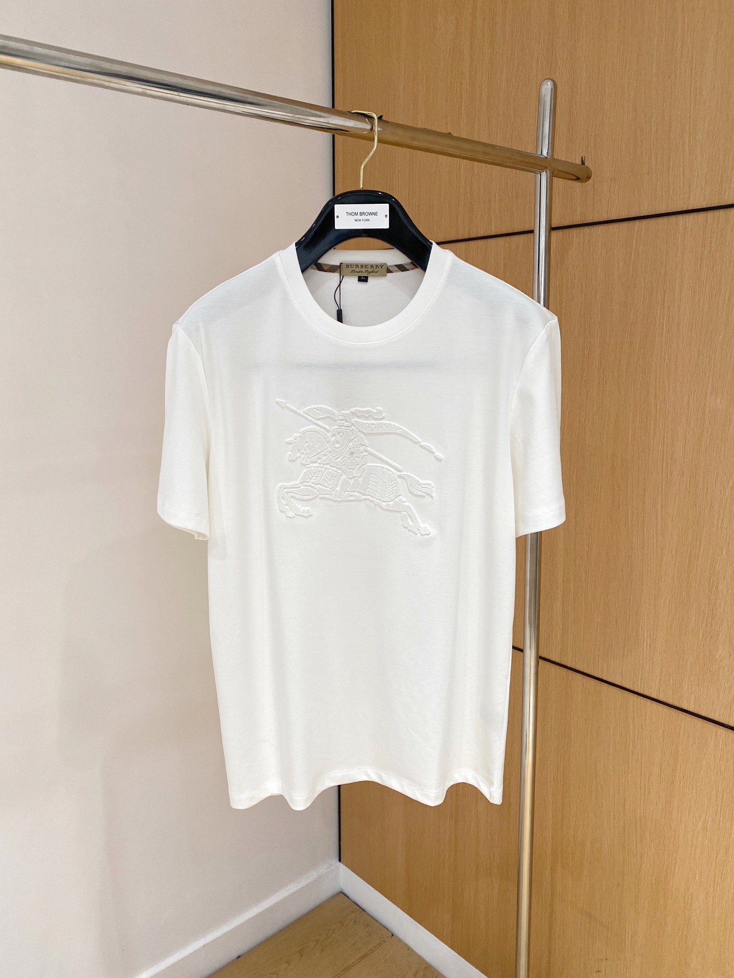 NO:141286,Bur＊2025 spring and summer new style liquid ammonia cotton short sleeve color black white brown color code M-4XL, burberry, T-shirt, alexander wang19860909Bur＊2025春夏新款 液氨棉短袖 颜色黑色 白色 咖色 码数M-4XL,,burberry,T-shirt,alexander wang,Men's clothing