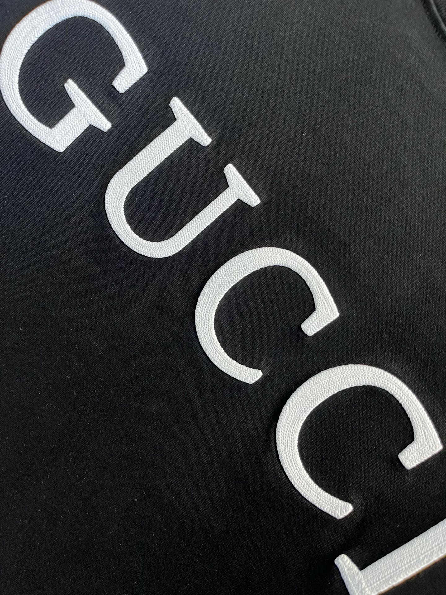  古驰      ⚠️
重磅推荐！2025ss夏装新品 专柜在售 最新系列图案logo短袖T恤 必须人手