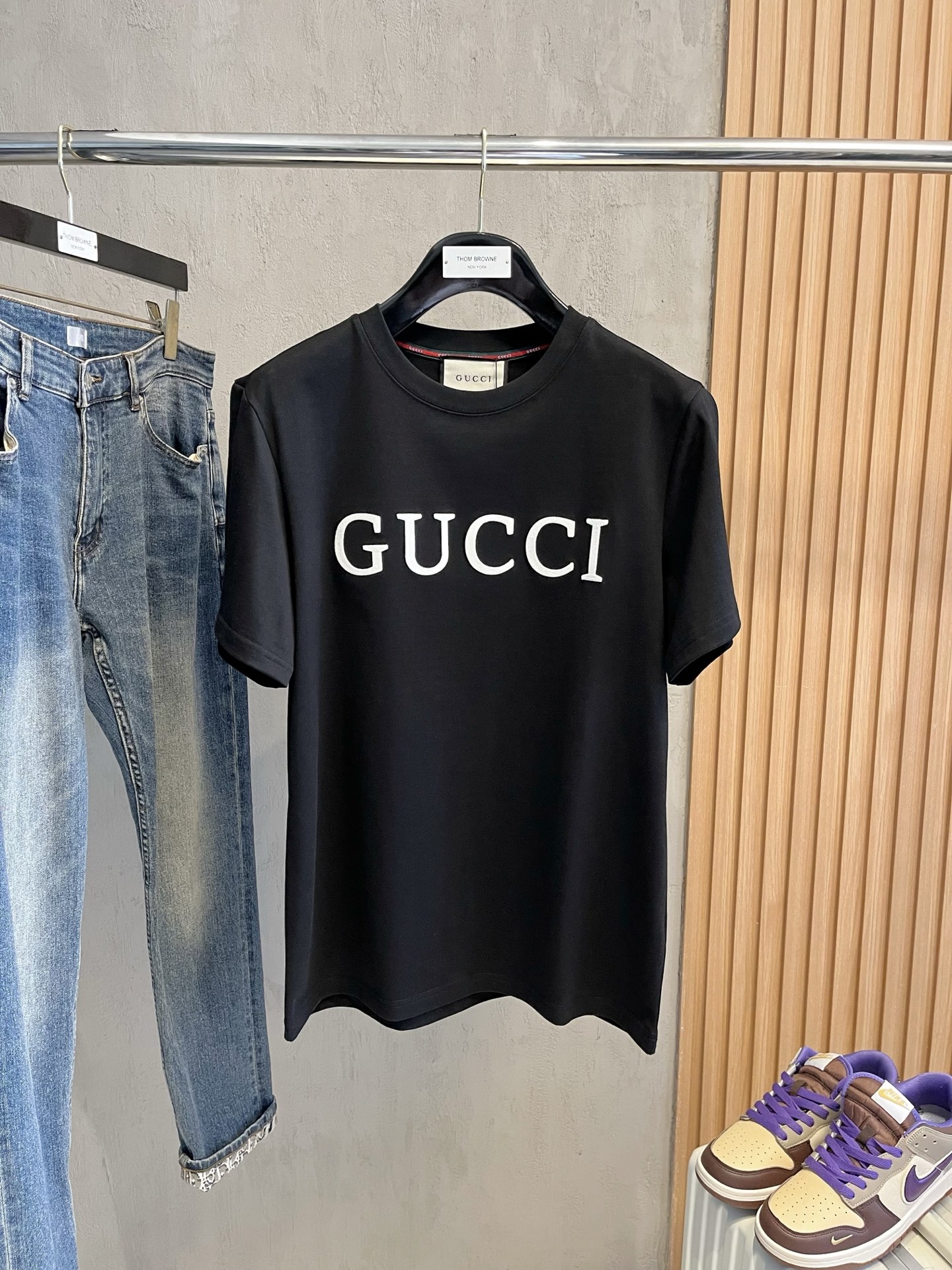  古驰      ⚠️
重磅推荐！2025ss夏装新品 专柜在售 最新系列图案logo短袖T恤 必须人手