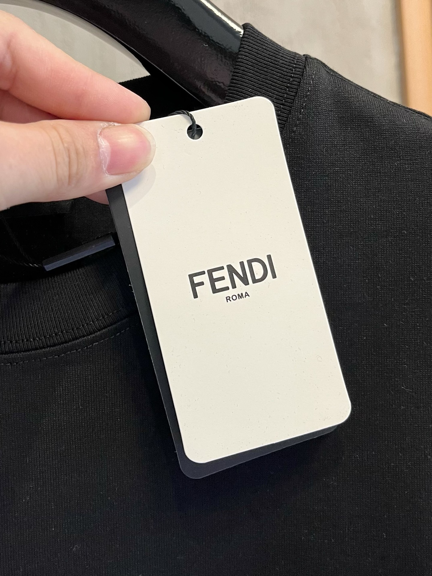  芬迪      ⚠️
重磅推荐！2025ss夏装新品 专柜在售 最新系列图案logo短袖T恤 必须人手