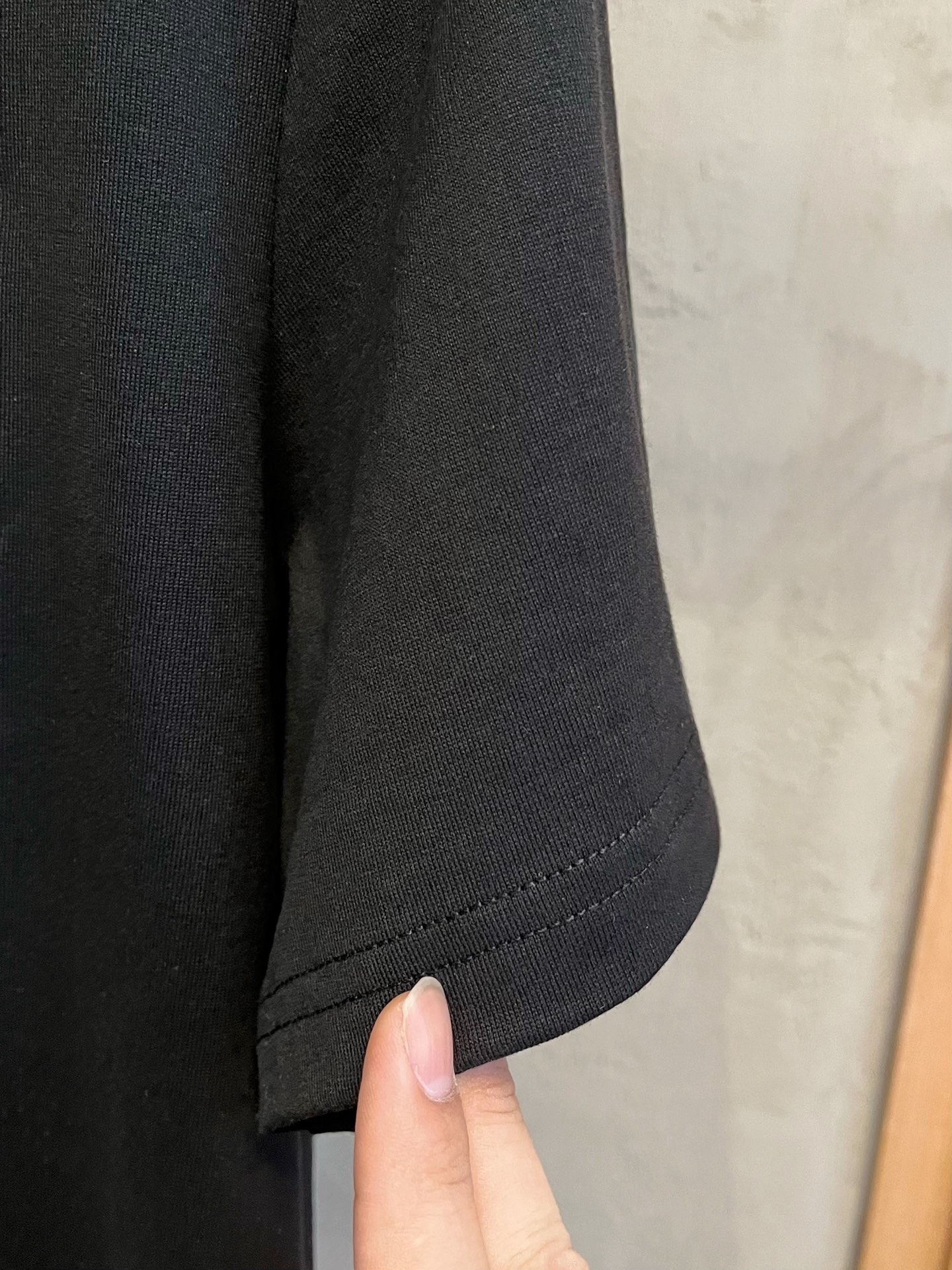  芬迪      ⚠️
重磅推荐！2025ss夏装新品 专柜在售 最新系列图案logo短袖T恤 必须人手